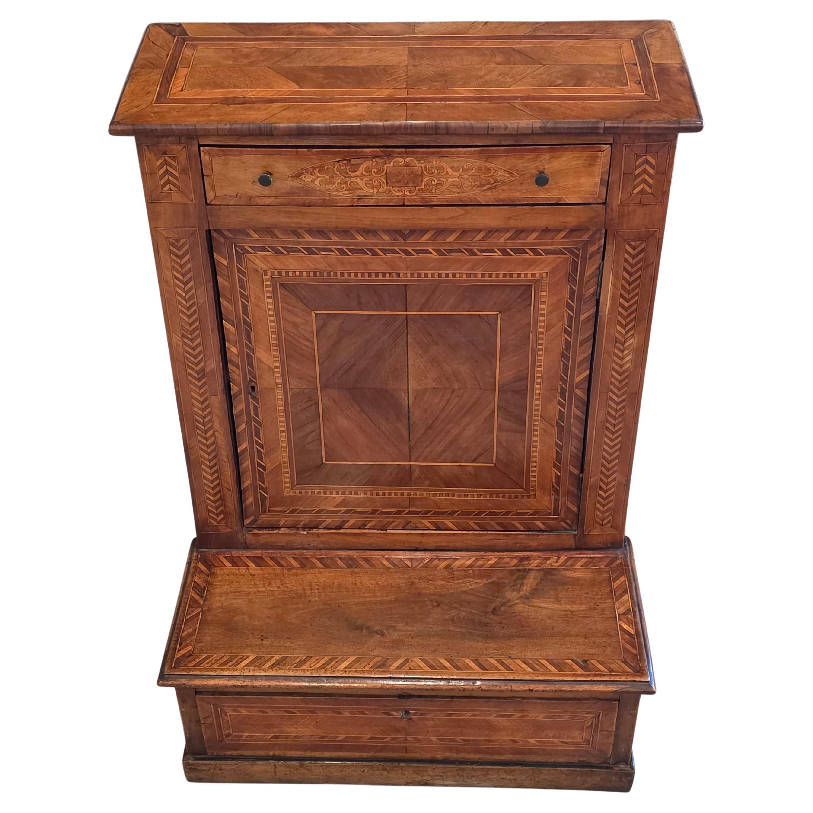 Antico mobile barocco italiano settentrionale in legno di noce intarsiato con inginocchiatoio per pregare in vendita