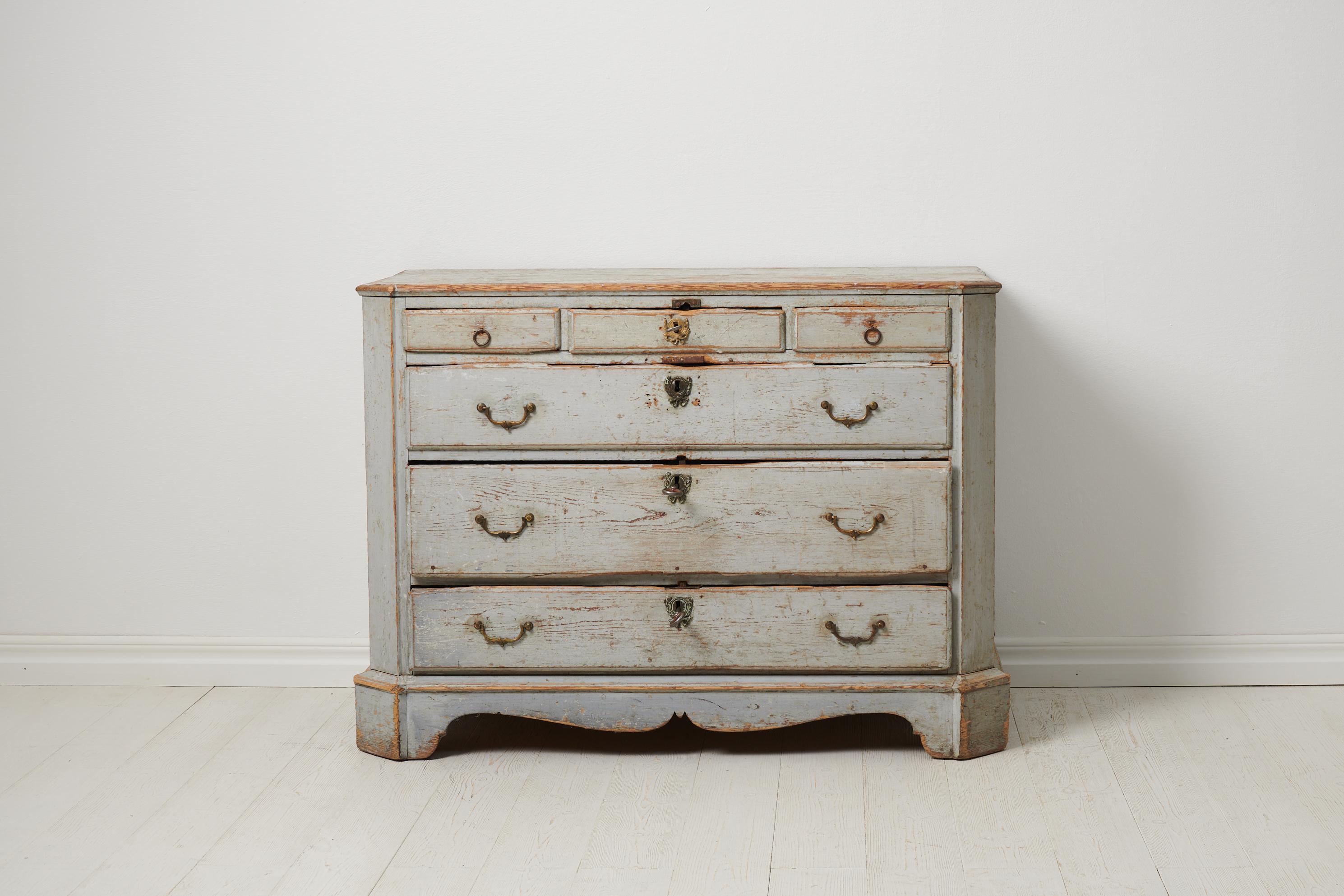Antique chest of drawers or commode from northern Sweden made in a classic straight gustavian shape from the late 1700s. The chest is a genuine Swedish antique made by hand in pine and is in untouched original condition . The chest has 6 drawers and