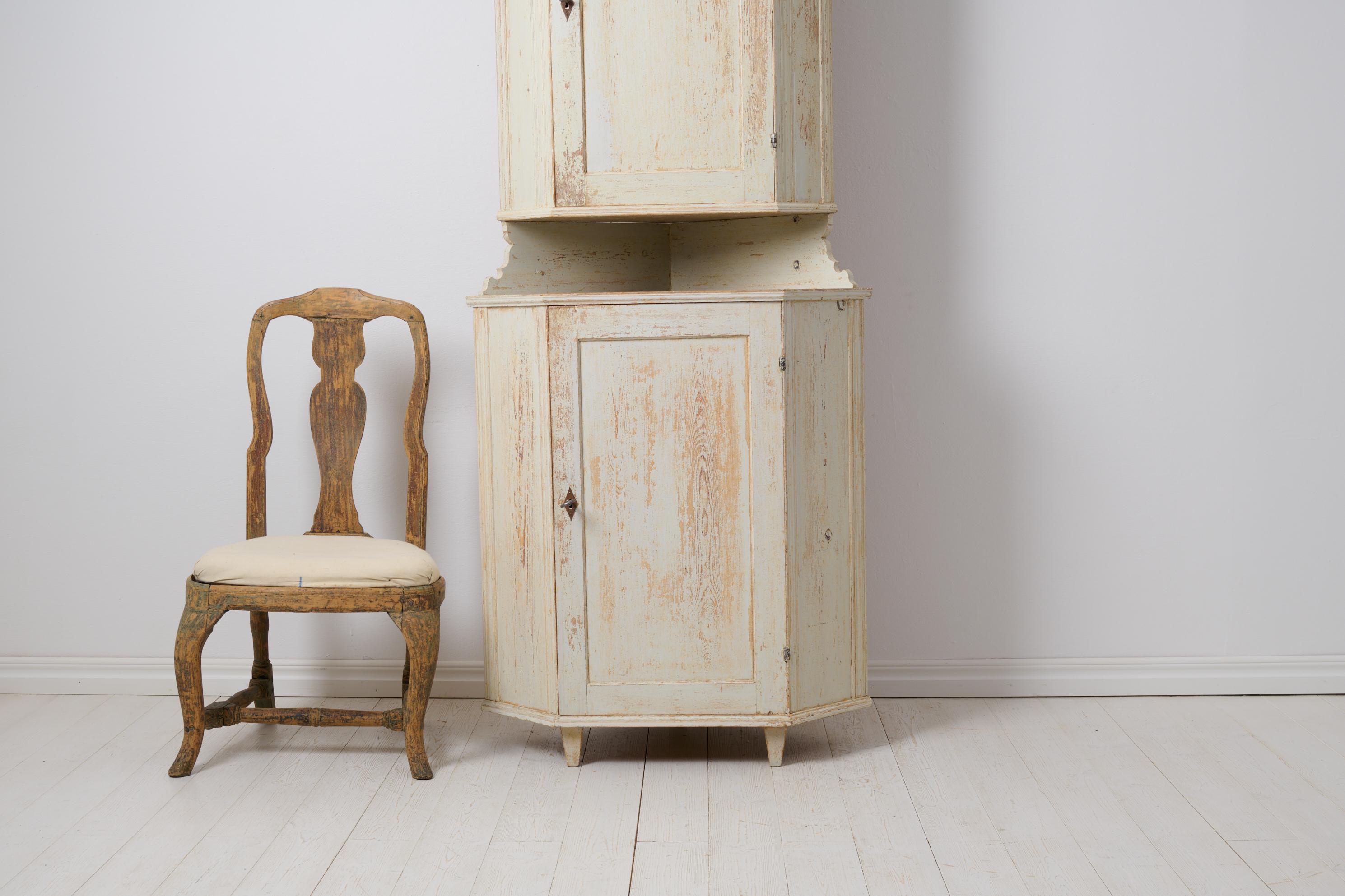 Antique Northern Swedish Country House White Gustavian Style Corner Cabinet In Good Condition For Sale In Kramfors, SE