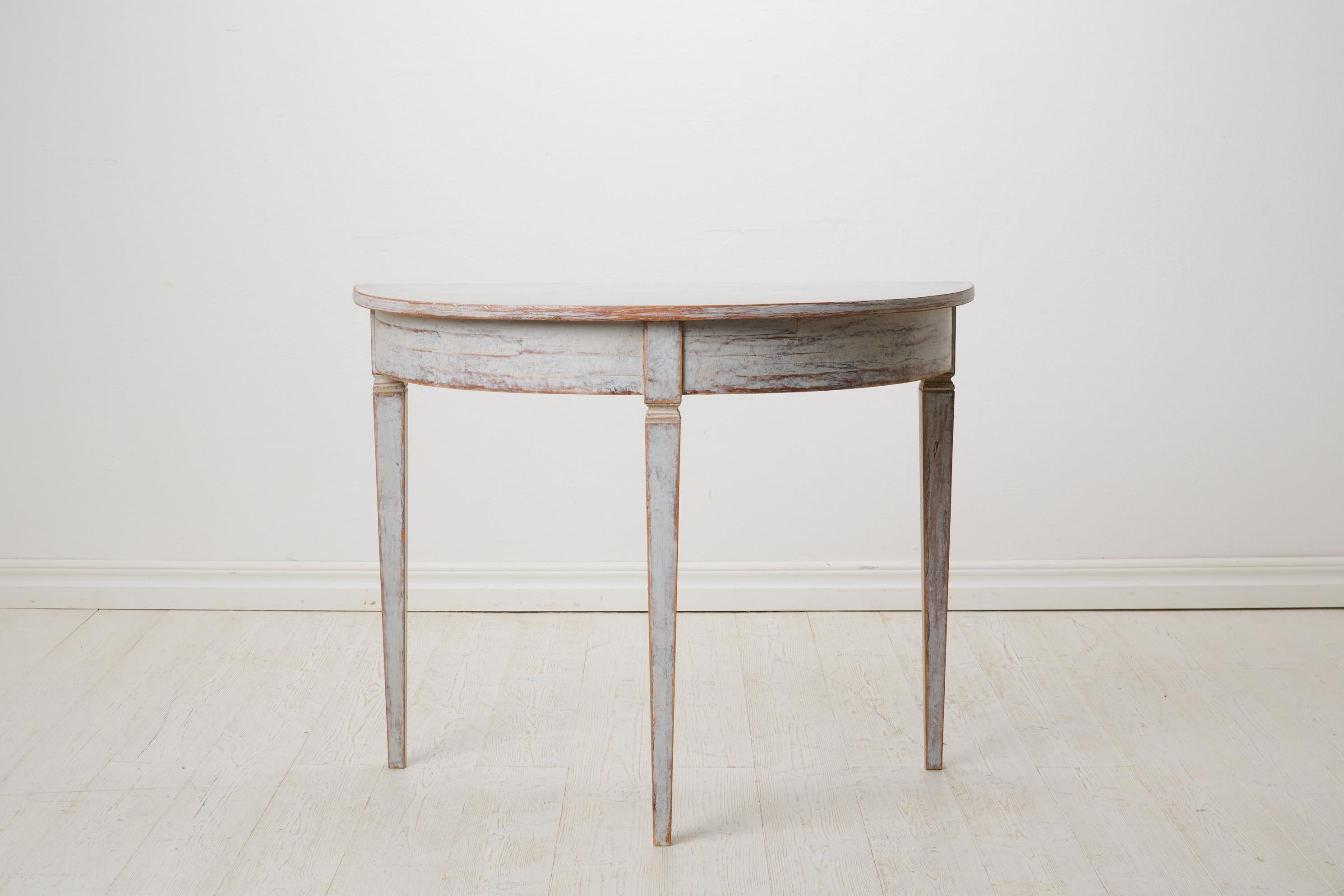 Ancienne table demi-lune suédoise du milieu des années 1800. La table est autoportante et fabriquée à la main en pin massif dans le nord de la Suède vers 1850. Style gustavien avec des pieds droits et effilés. La table a été peinte plus tard avec