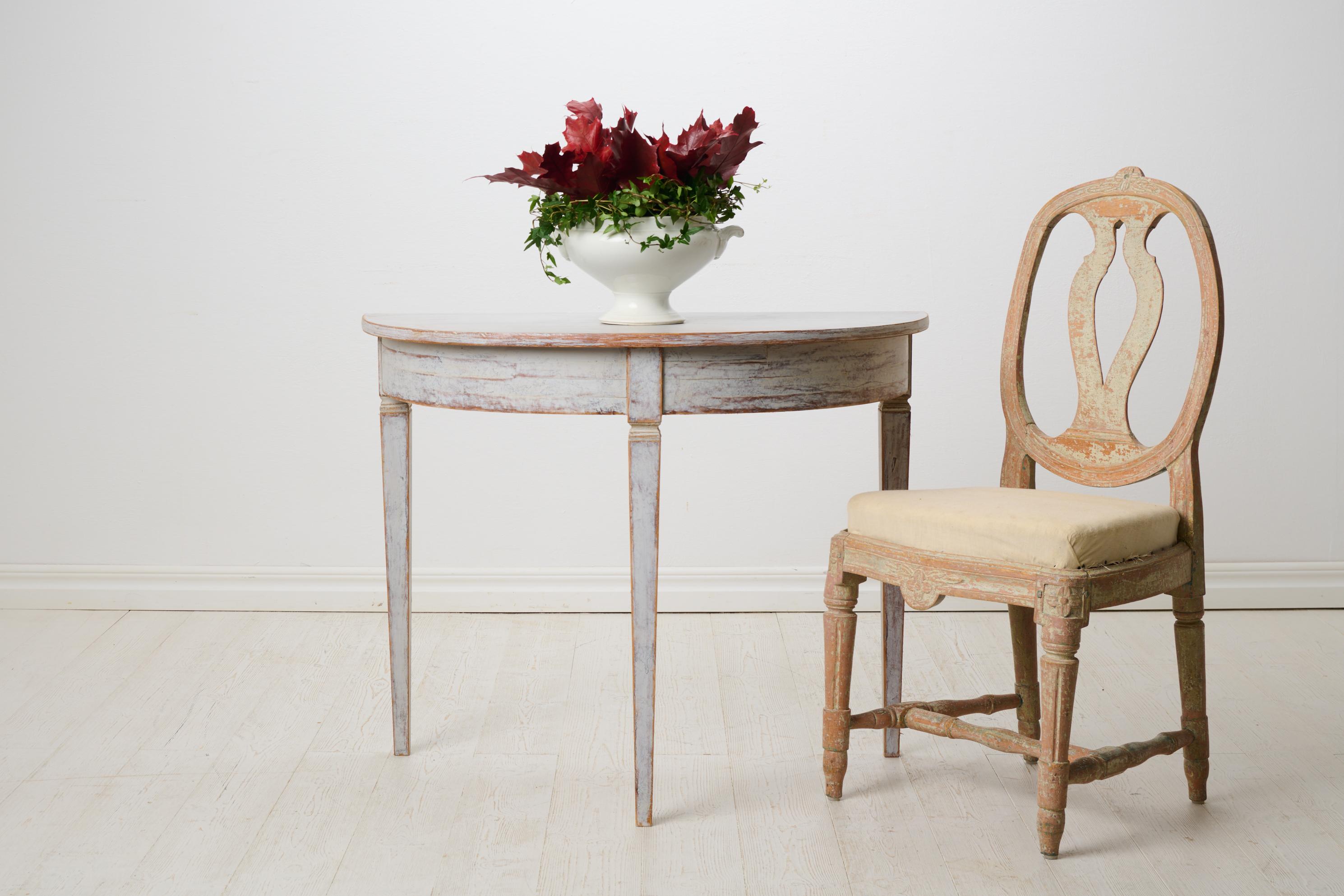 Fait main Ancienne table Demi Lune de style Gustavien en Suède du Nord, patinée en vente