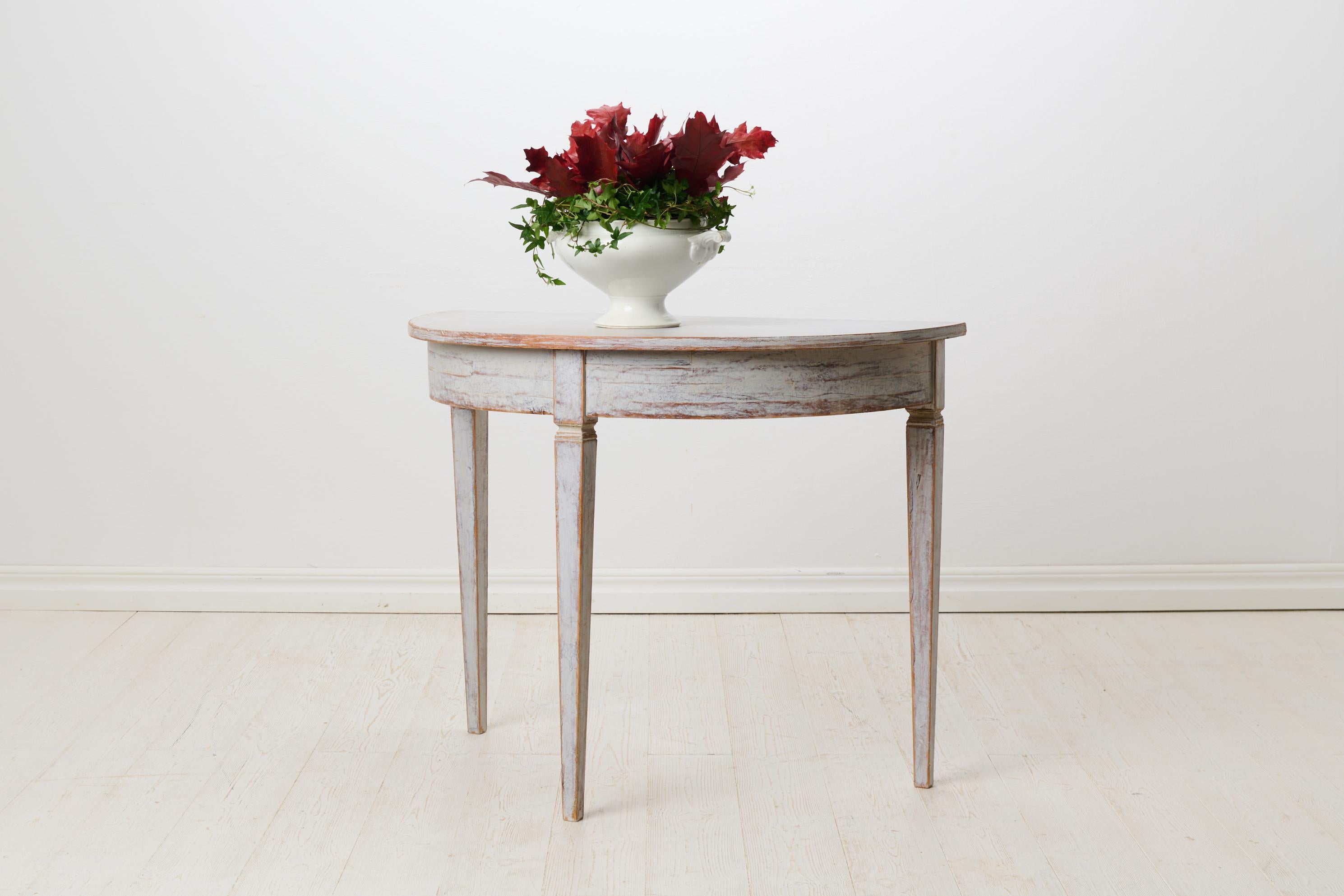 XIXe siècle Ancienne table Demi Lune de style Gustavien en Suède du Nord, patinée en vente