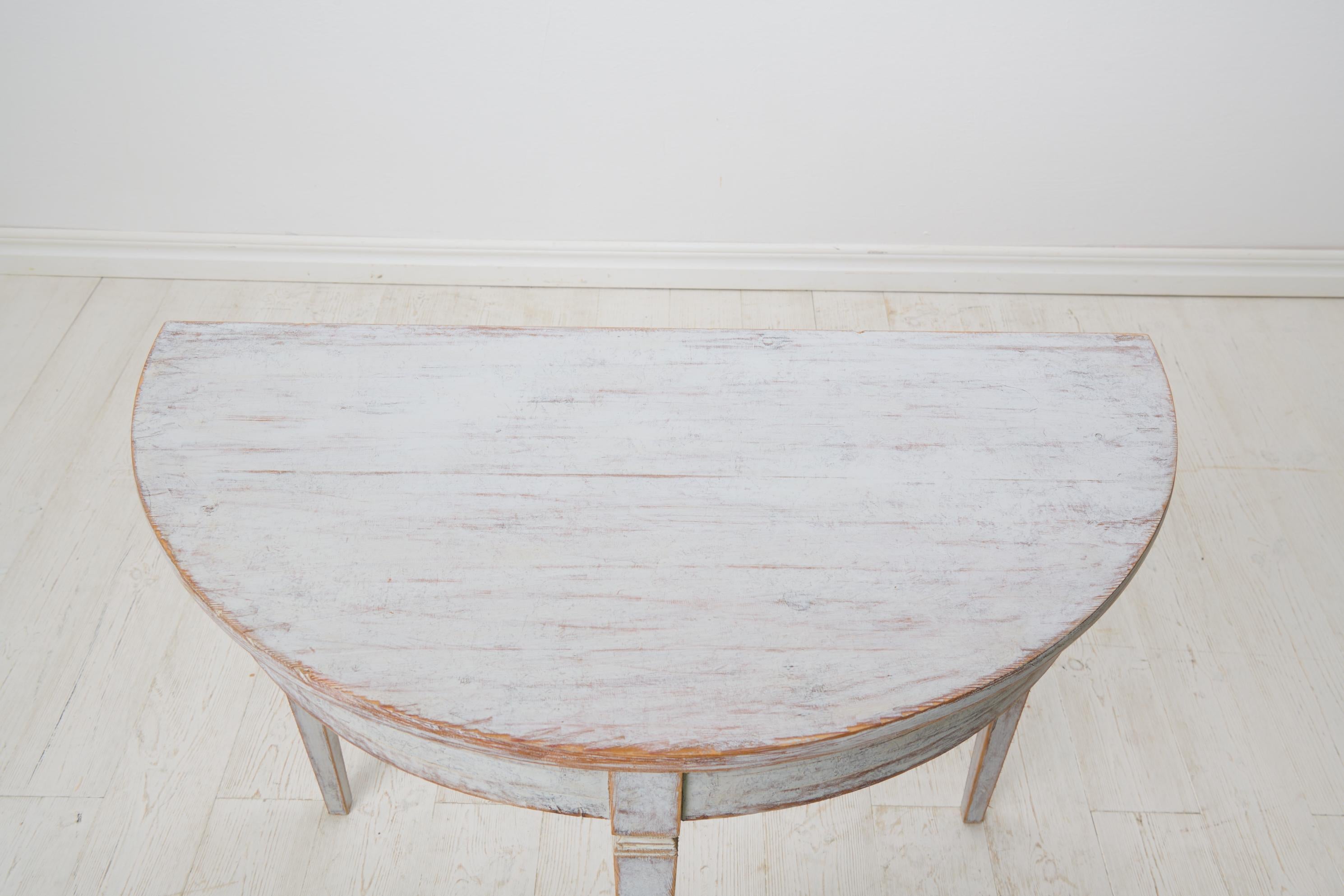 Pin Ancienne table Demi Lune de style Gustavien en Suède du Nord, patinée en vente