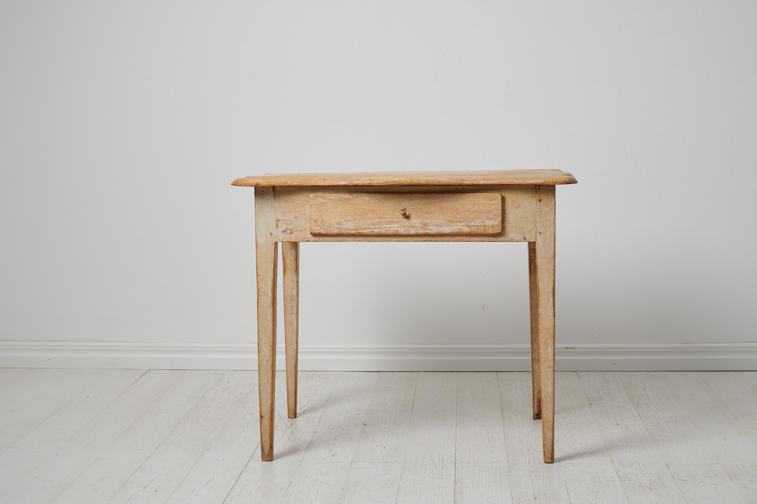 The House of Antiques Antiques table de maison de campagne du nord de la Suède, fabriquée vers 1820. La table a des pieds droits effilés et un tiroir. Le plateau de la table a une forme très inhabituelle avec un bord profilé tout autour, voir la