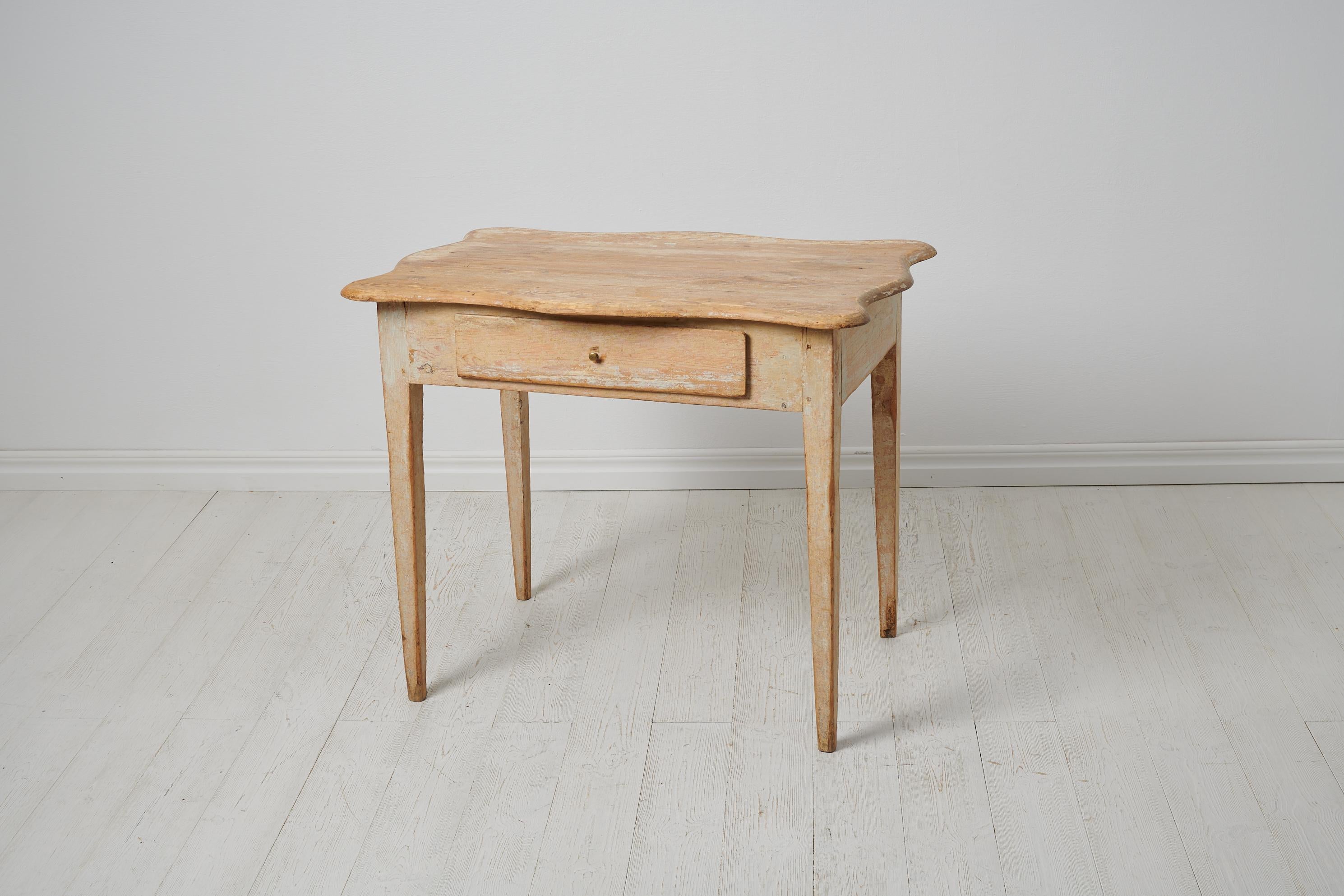 XIXe siècle Table de maison de campagne suédoise ancienne et élégante en vente