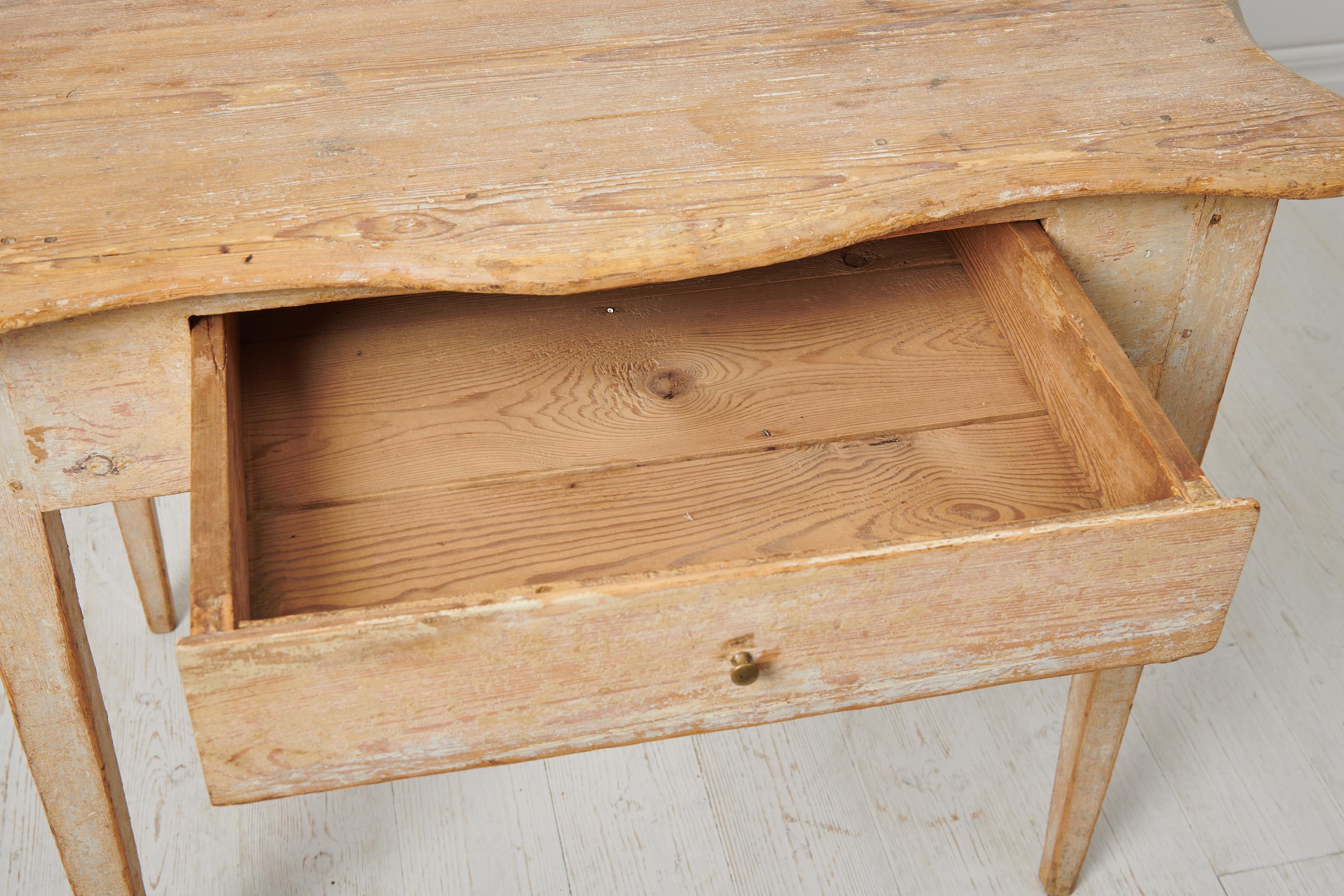 Table de maison de campagne suédoise ancienne et élégante en vente 1