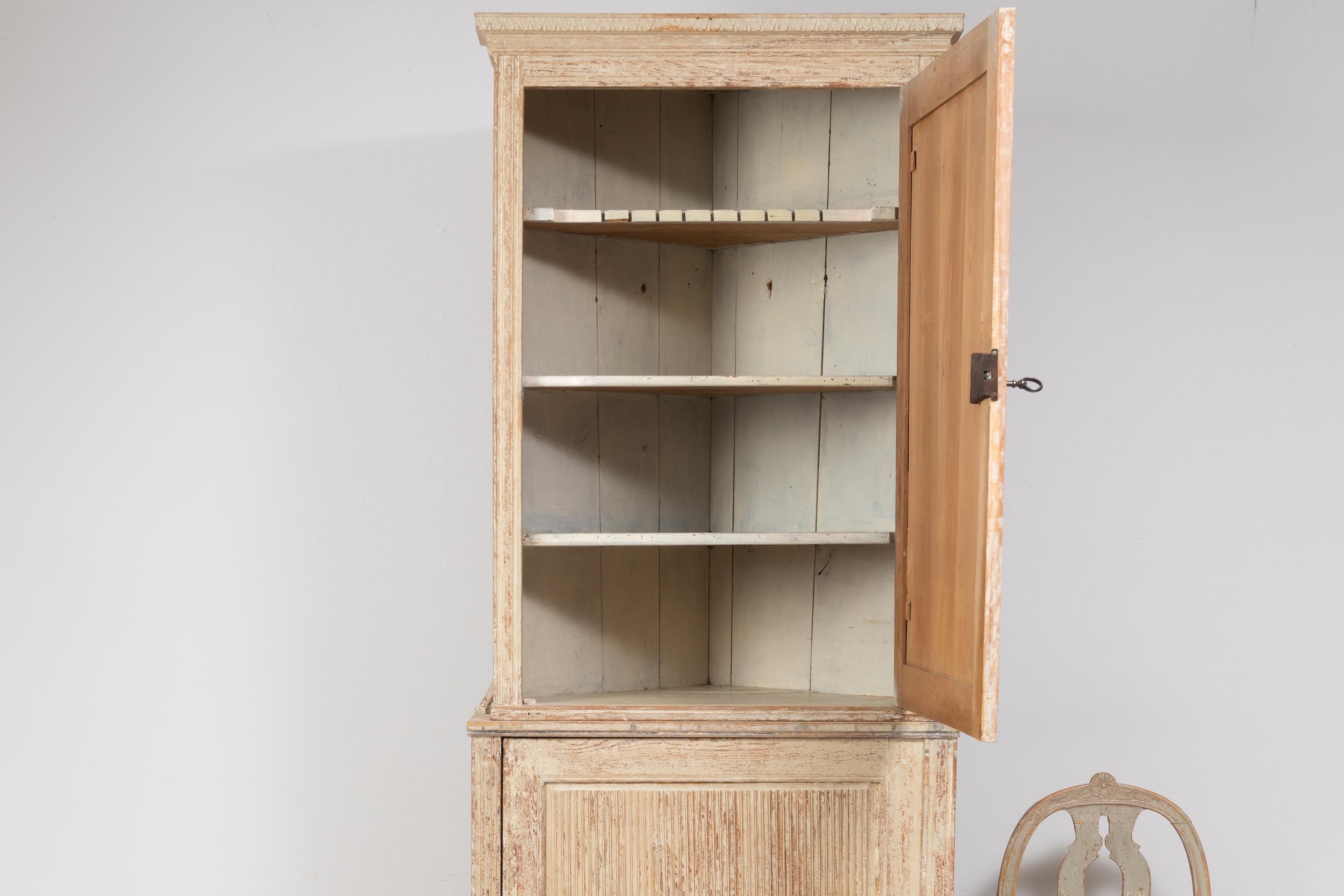 Antique Northern Swedish Gustavian Corner Cabinet  In Good Condition For Sale In Kramfors, SE