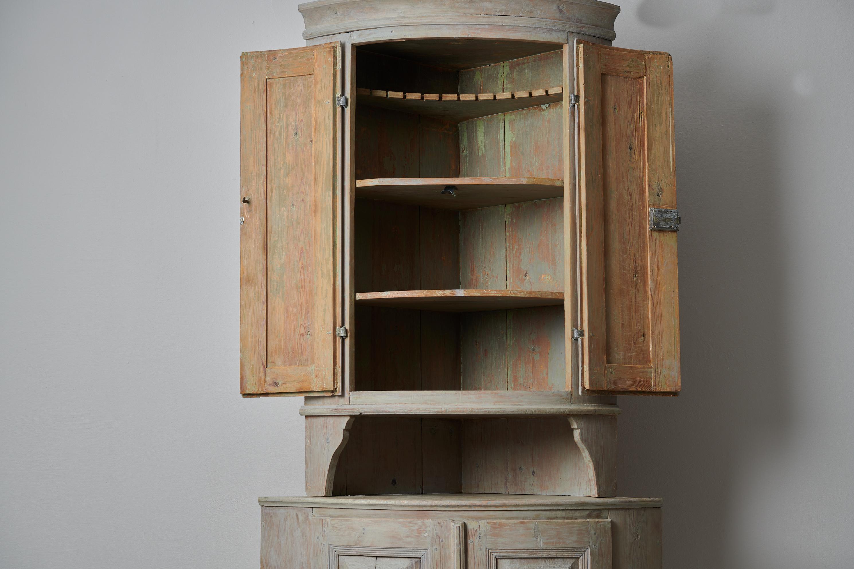 Antique Northern Swedish Gustavian Country Corner Cabinet In Good Condition In Kramfors, SE