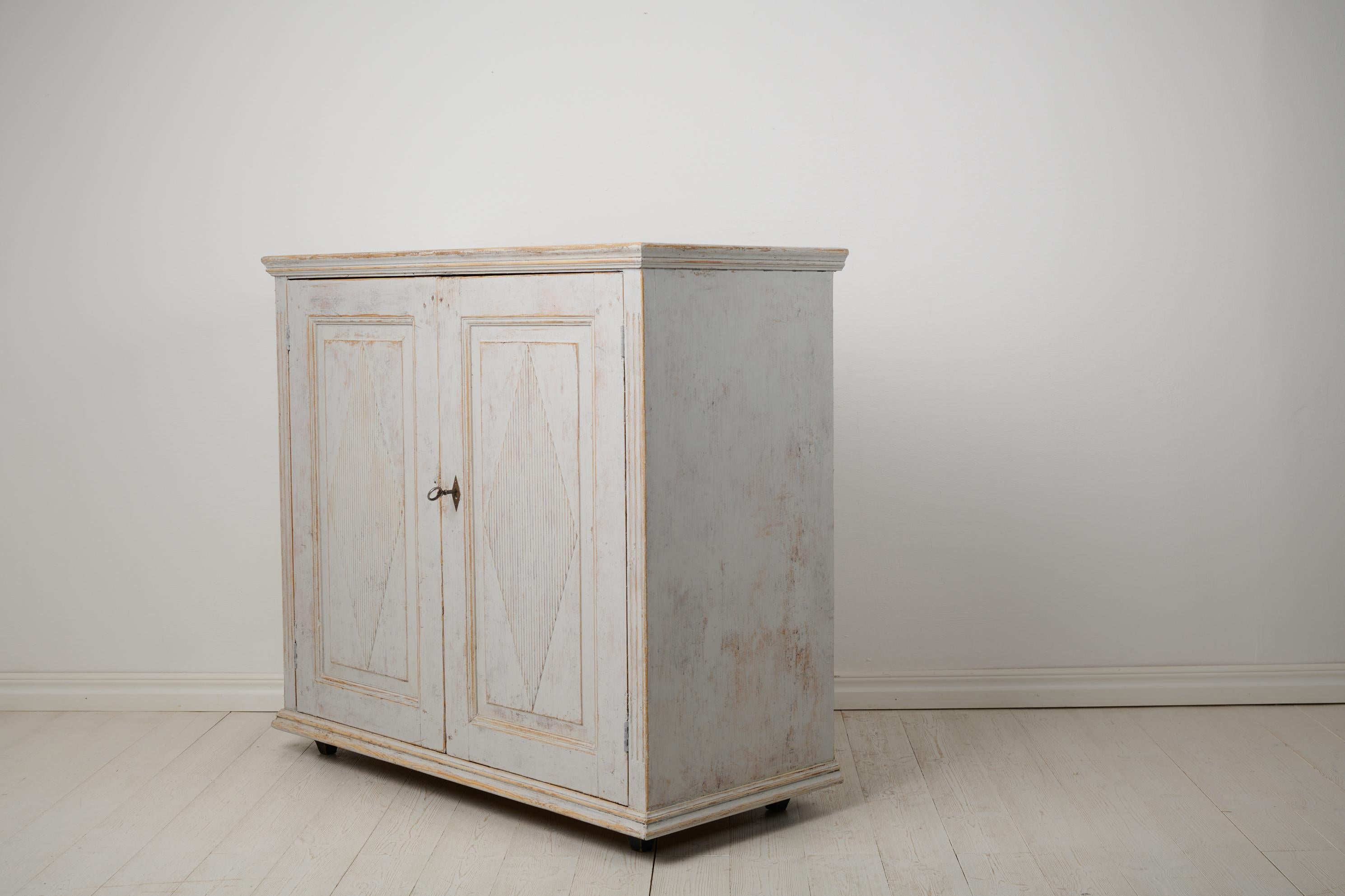 Antique Northern Swedish Gustavian Period Handmade Rustic Pine Sideboard In Good Condition For Sale In Kramfors, SE