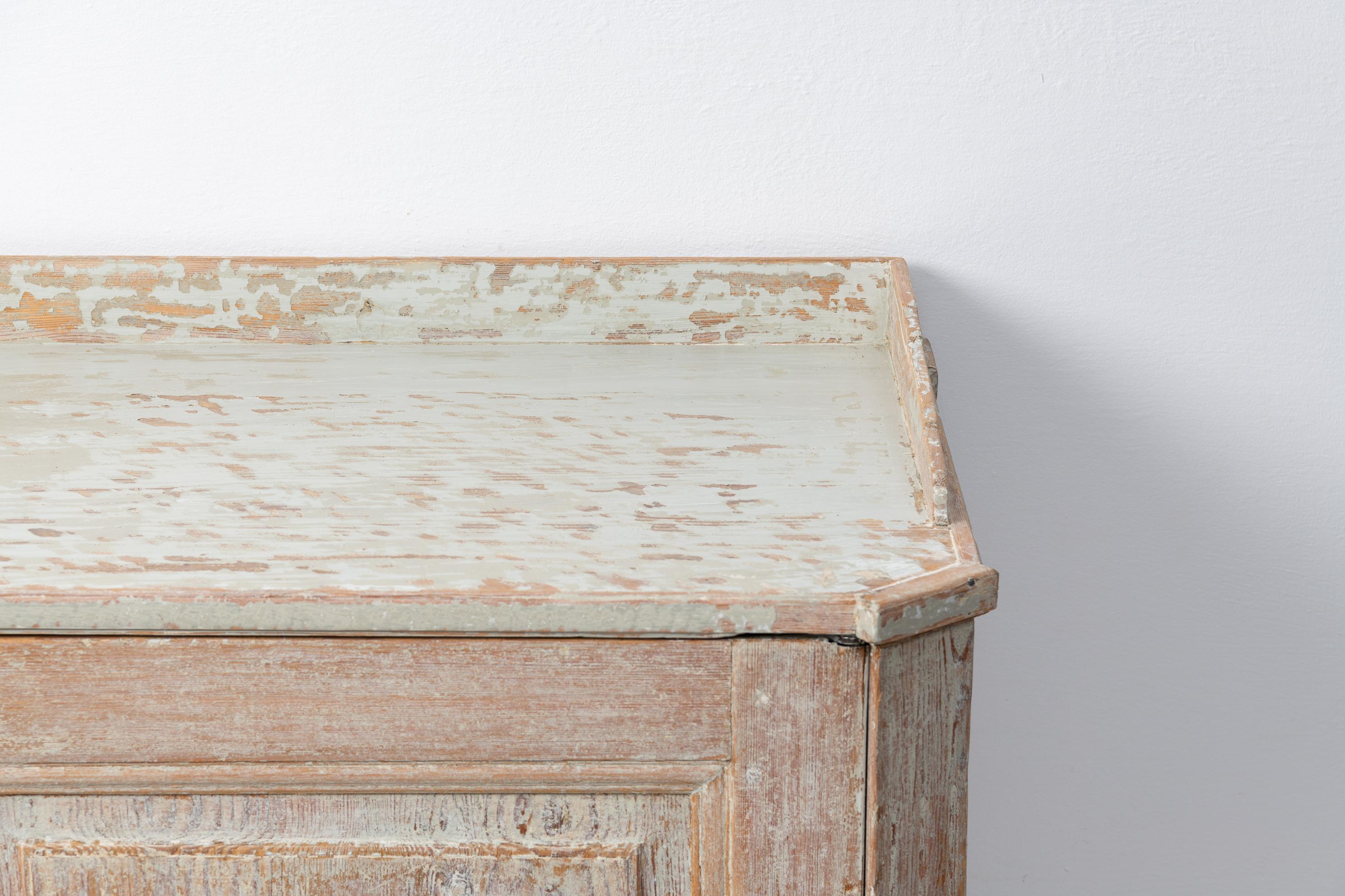 Antikes nordschwedisches Gustavianisches Sideboard aus Kiefernholz im Angebot 5