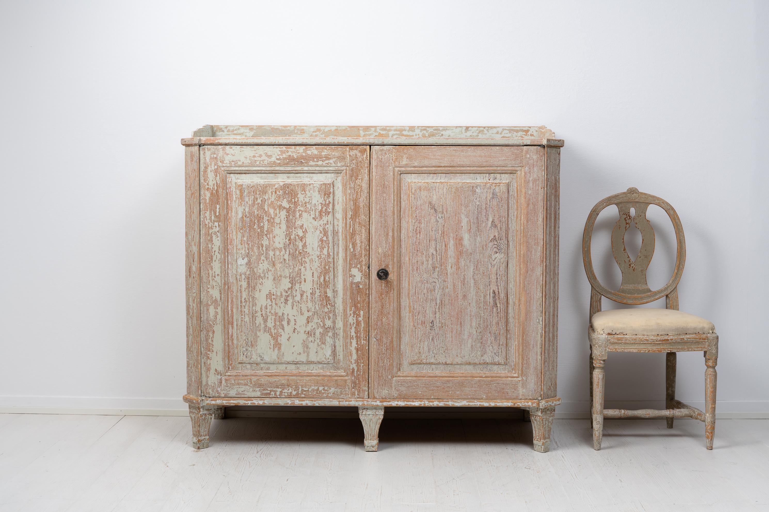 Antique Swedish gustavian sideboard from Northern Sweden made around the year 1800. The sideboard is a genuine gustavian antique with the classic straight shape and angled corners. The corners also have flutes running vertically and the interior of