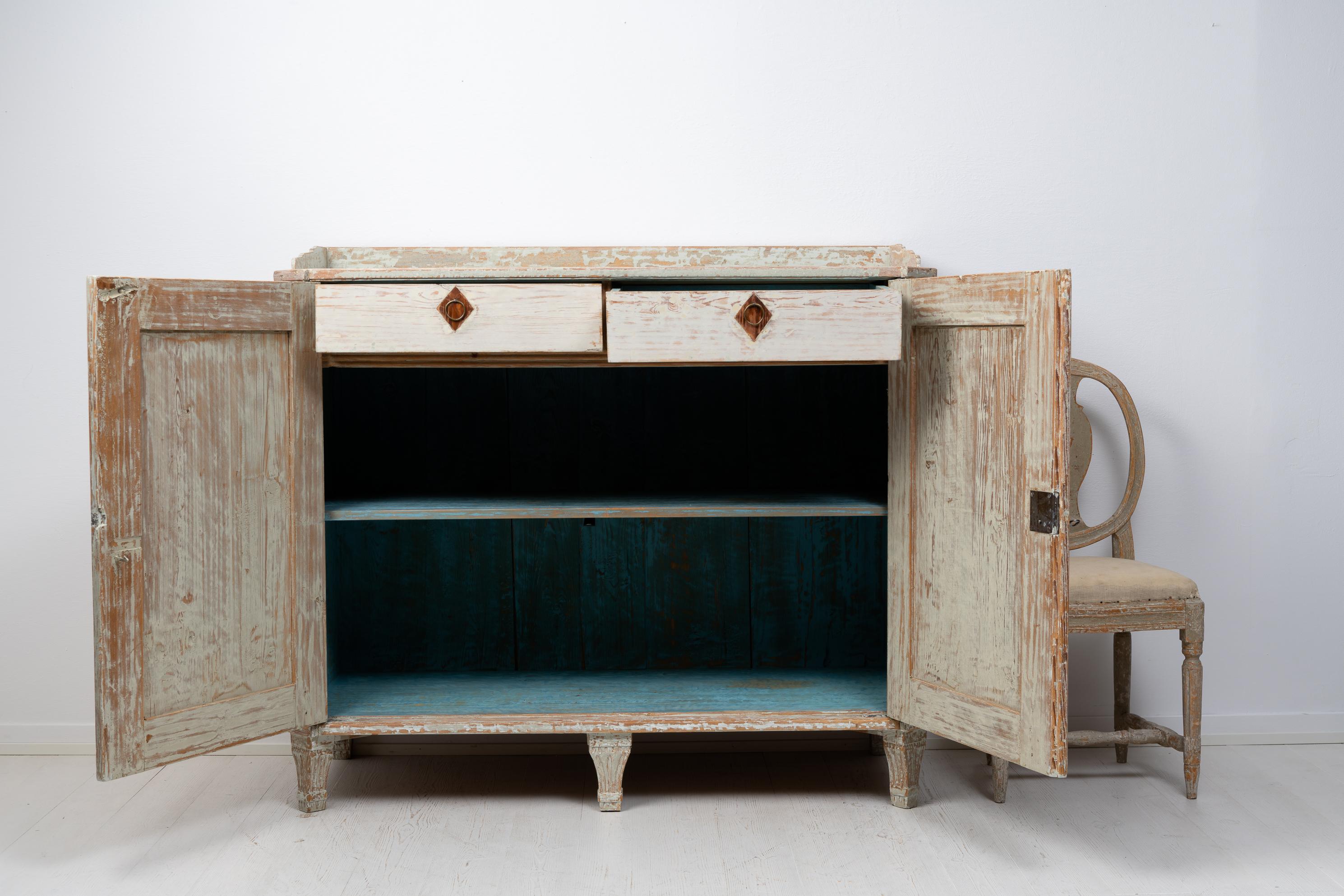 Antique Northern Swedish Gustavian Pine Sideboard In Good Condition For Sale In Kramfors, SE