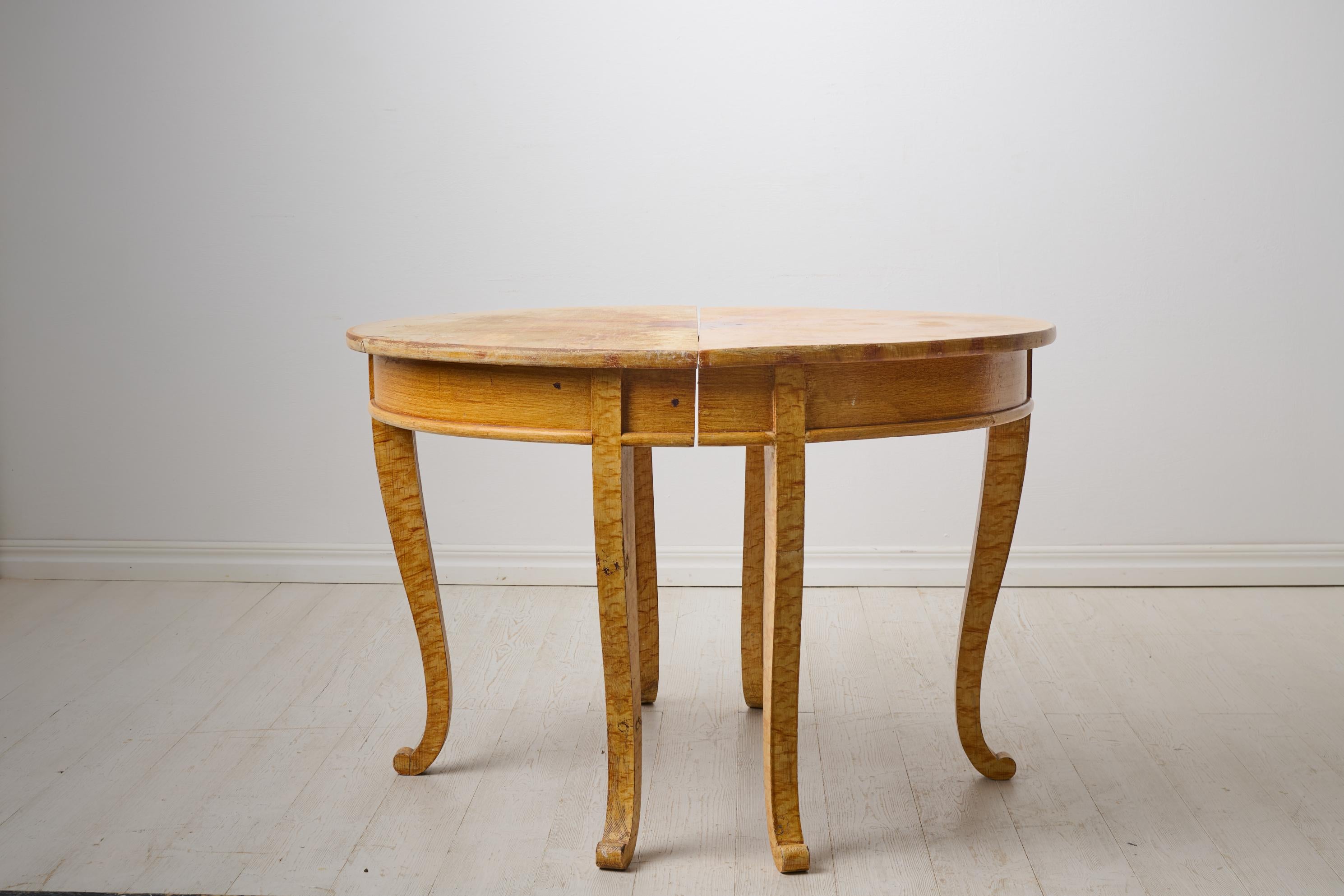 Suédois Ancienne table Demi-Lune faite à la main en Suède du Nord avec fausse peinture d'origine en vente