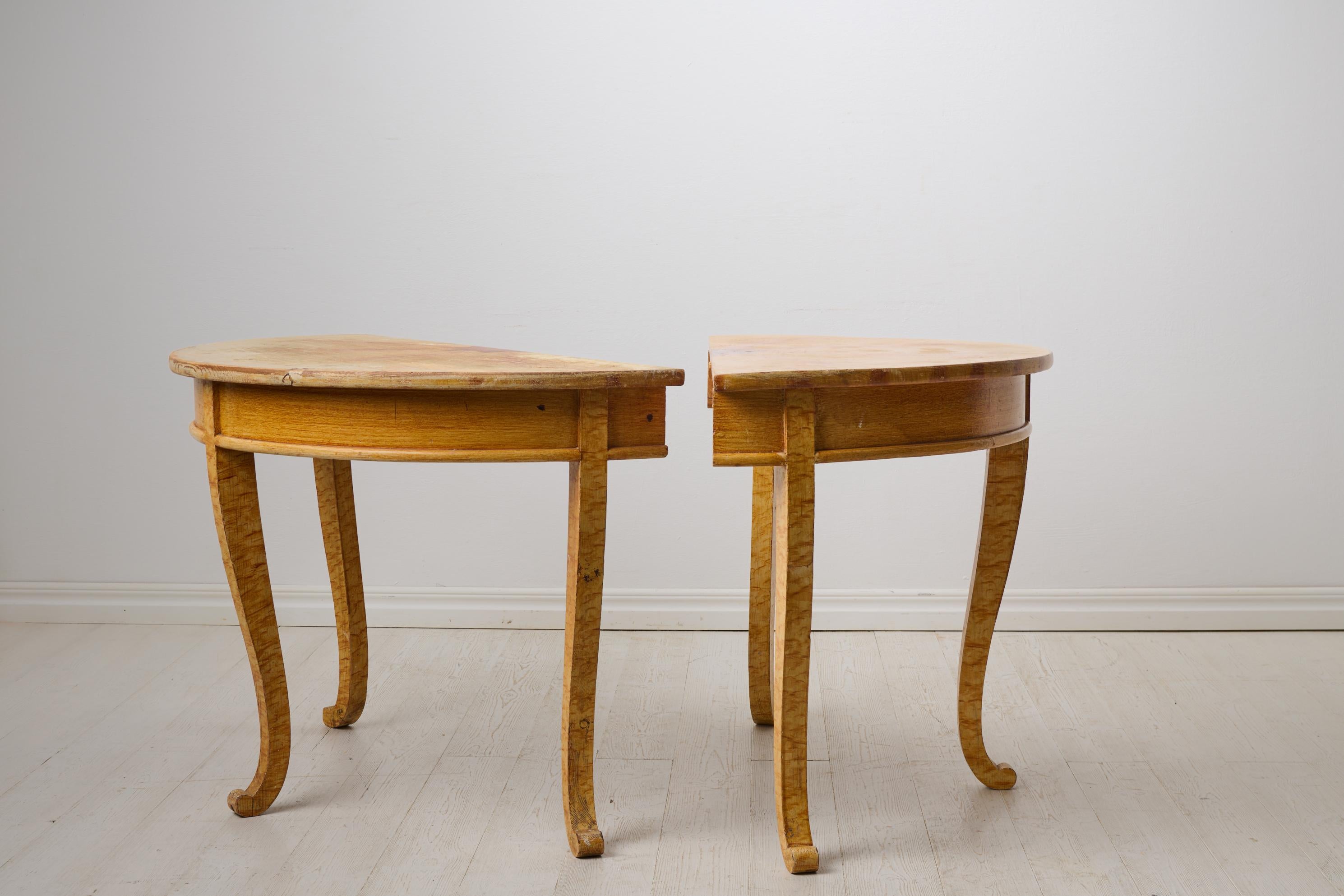 Fait main Ancienne table Demi-Lune faite à la main en Suède du Nord avec fausse peinture d'origine en vente
