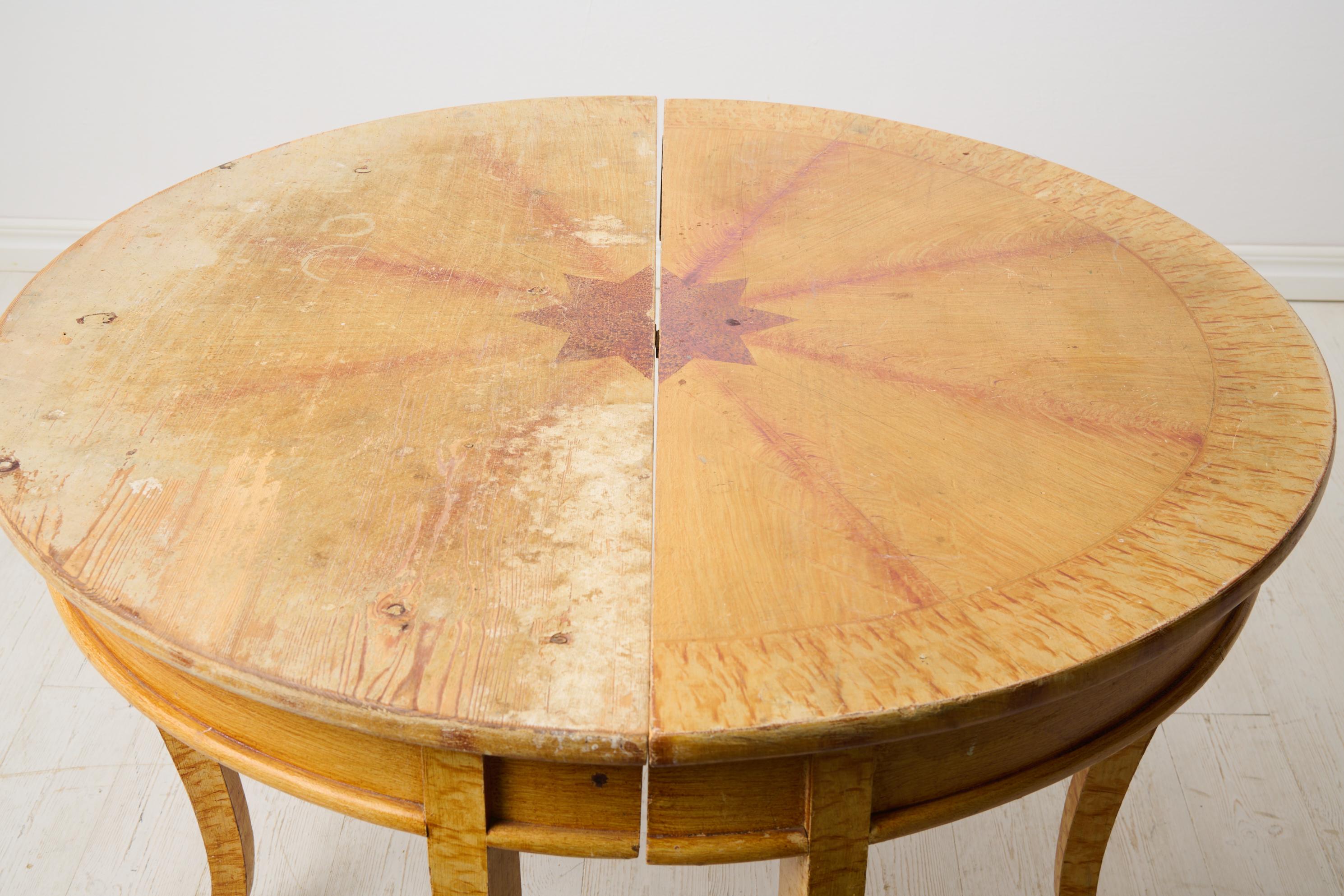 XIXe siècle Ancienne table Demi-Lune faite à la main en Suède du Nord avec fausse peinture d'origine en vente