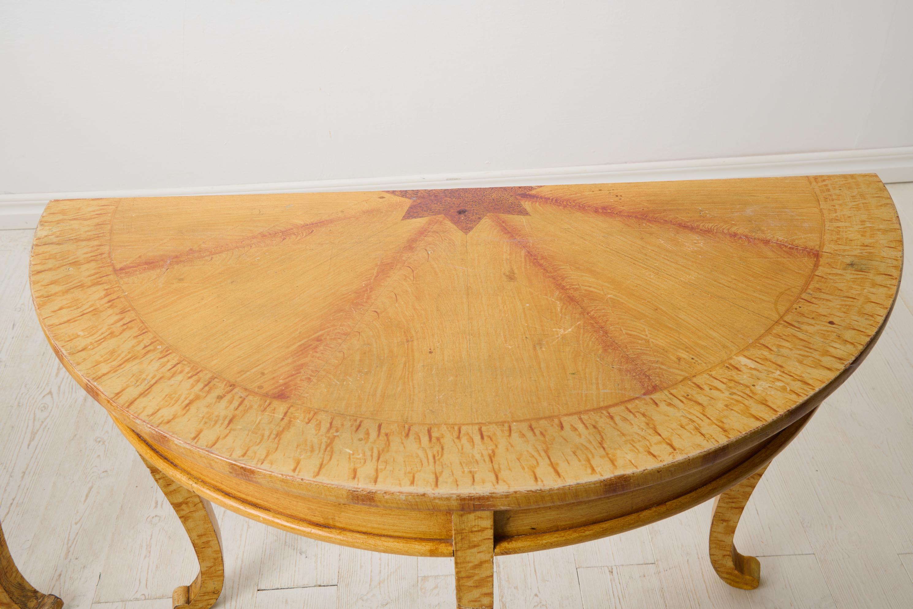 Pin Ancienne table Demi-Lune faite à la main en Suède du Nord avec fausse peinture d'origine en vente