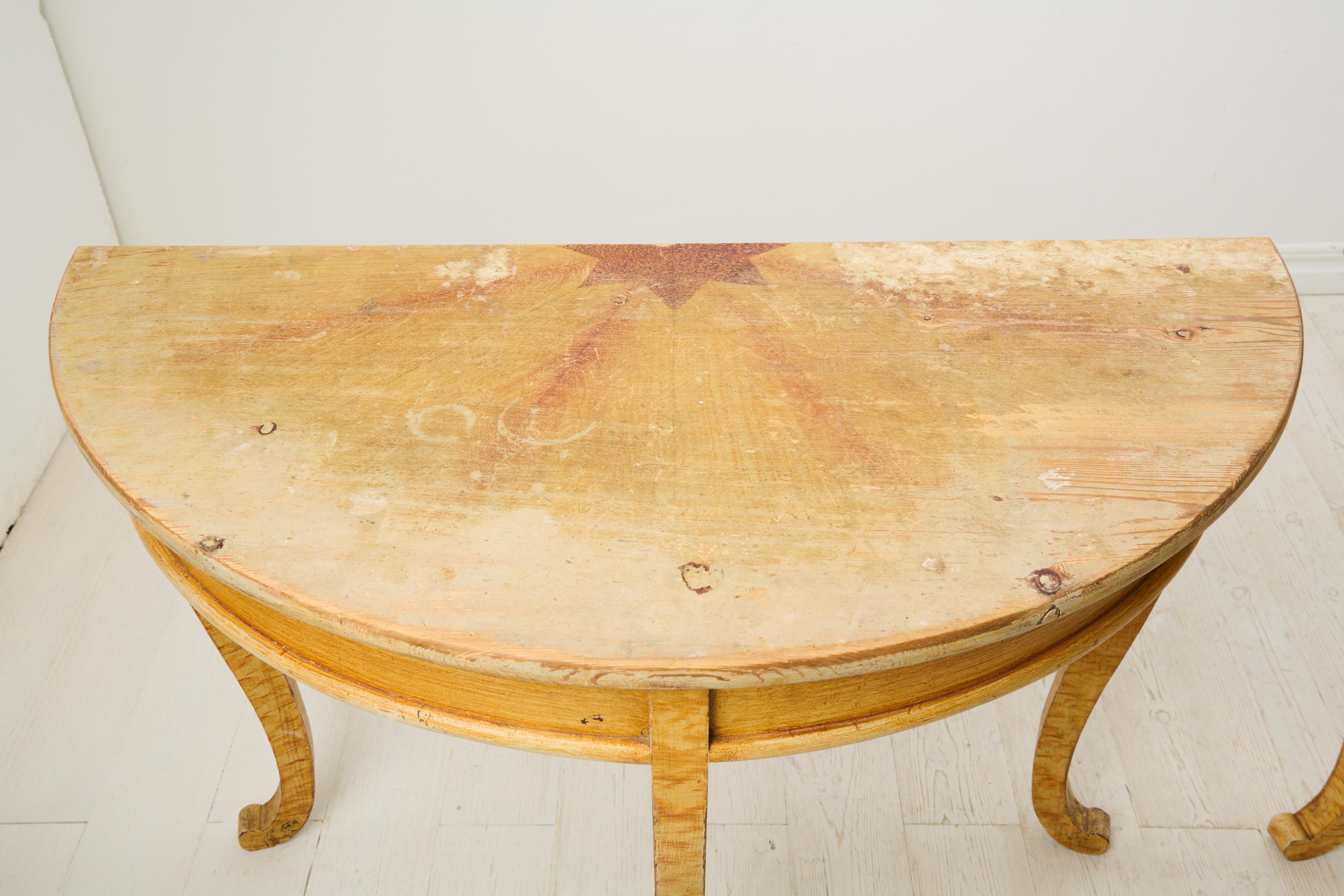 Ancienne table Demi-Lune faite à la main en Suède du Nord avec fausse peinture d'origine en vente 1