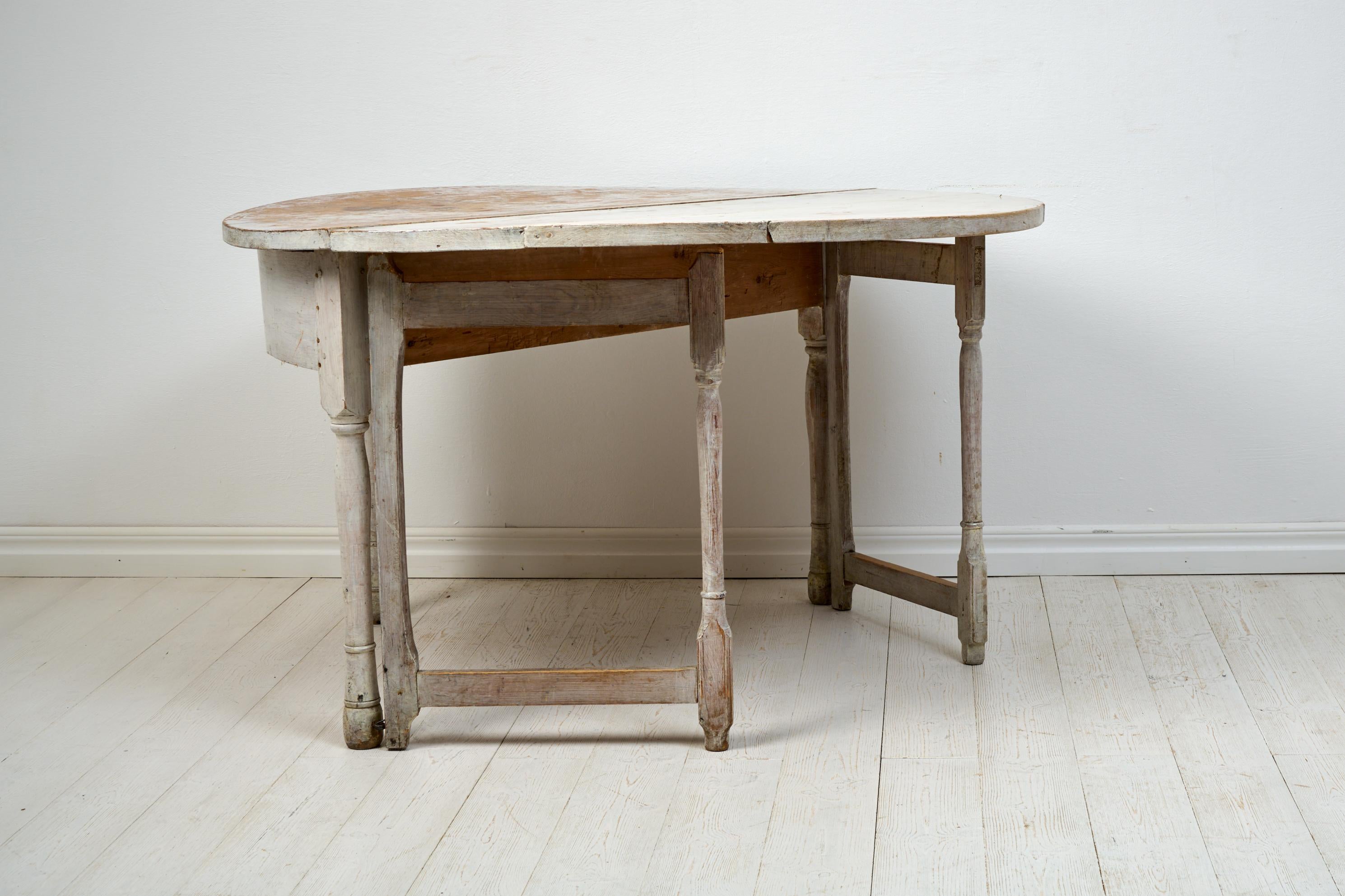 Antique Northern Swedish Handcrafted Solid Pine Round Console Table  In Good Condition For Sale In Kramfors, SE