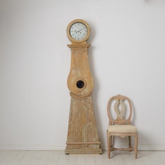 Horloge ancienne à boîtier long en Suède du Nord, style gustavien avec décor sculpté à la main