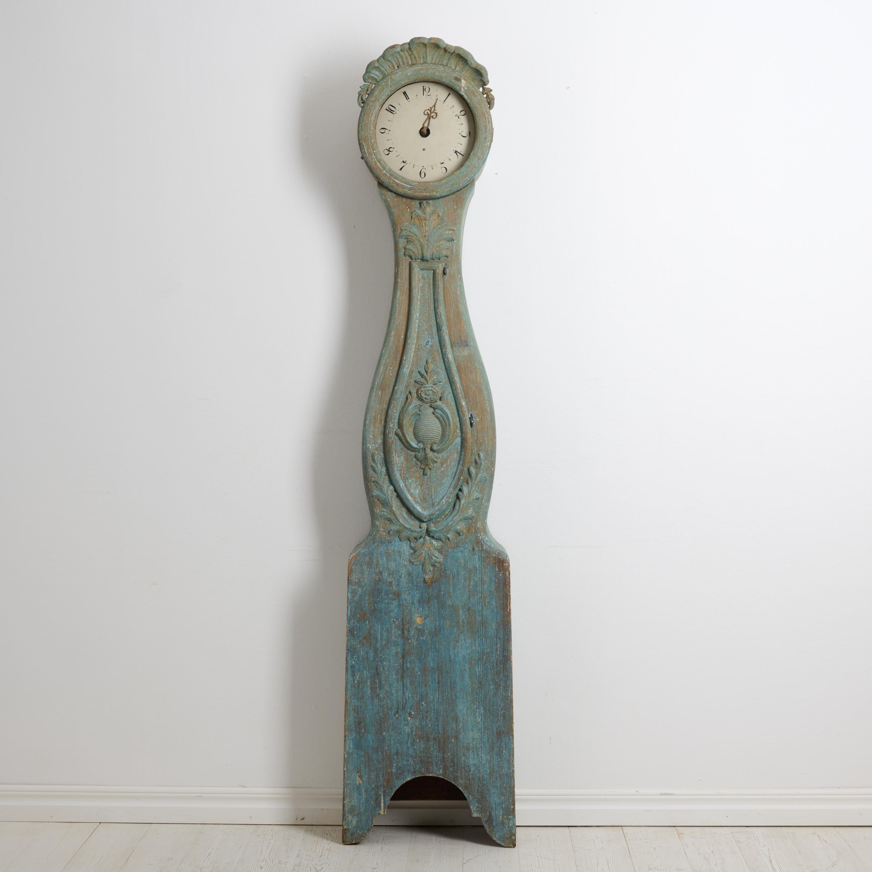 Antike Standuhr aus Nordschweden, handgefertigt um 1810. Die Uhr hat ihren Ursprung in Nordschweden in der Grafschaft Härjedalen, die an der Grenze zu Norwegen liegt. Das Gehäuse ist im Rokoko-Stil aus massivem Kiefernholz handgefertigt.