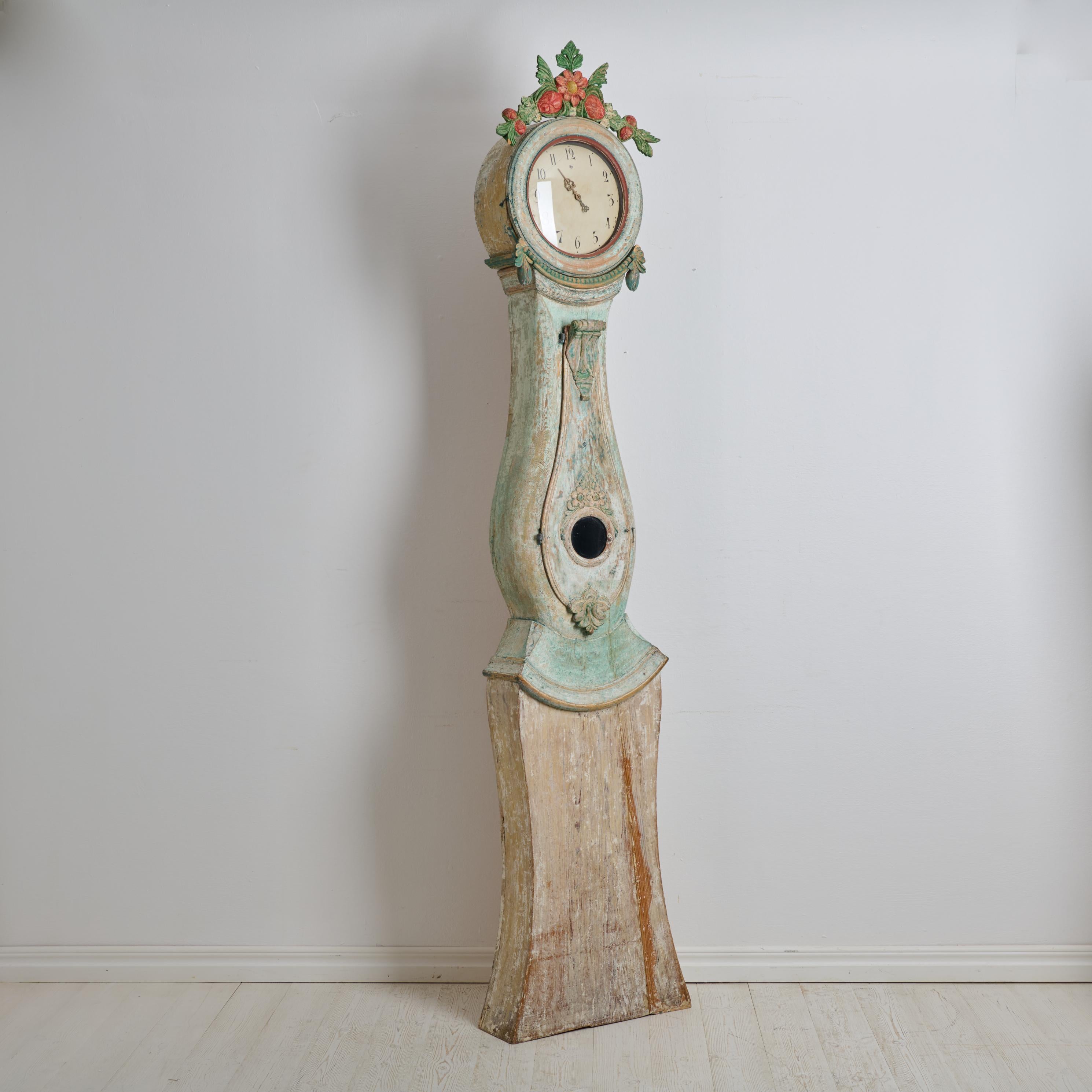 Antique Northern Swedish Long Case Clock with Carved Decor and Original Paint In Good Condition For Sale In Kramfors, SE