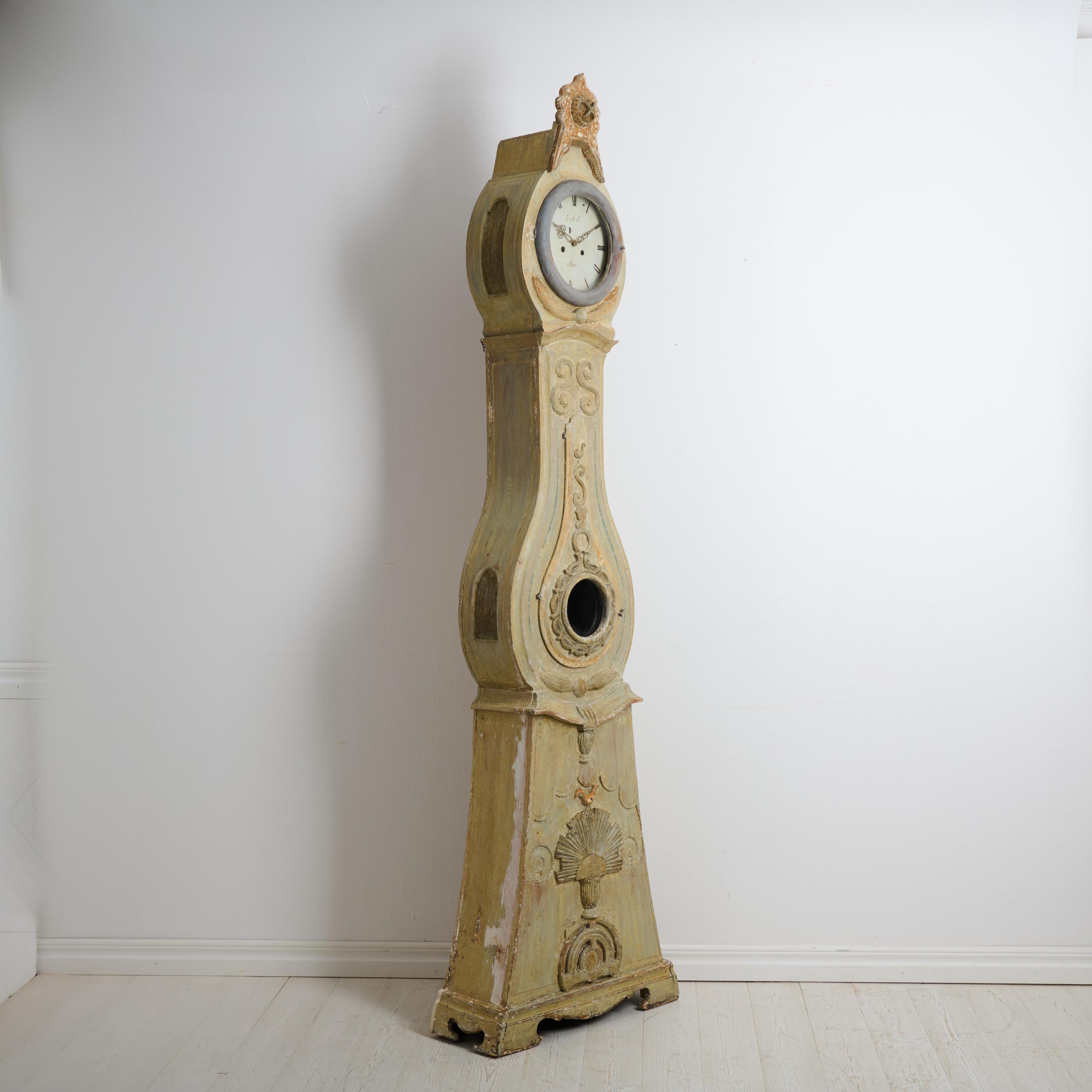 Antique Northern Swedish Long Case Clock with Original Hand-Carved Decor In Good Condition For Sale In Kramfors, SE