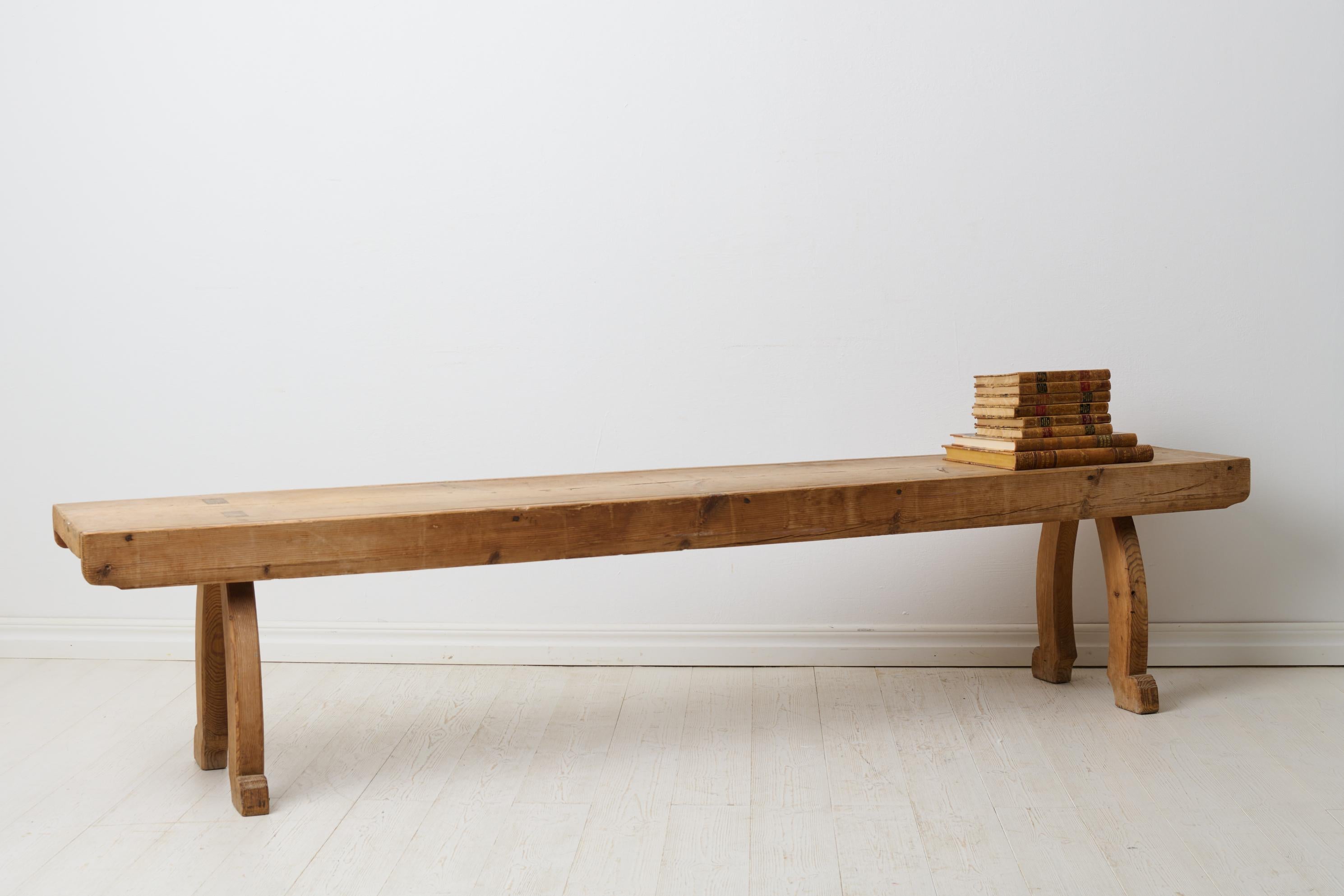 Antique Northern Swedish Rustic Long Bench in Pine with Genuine Patina De campo en venta
