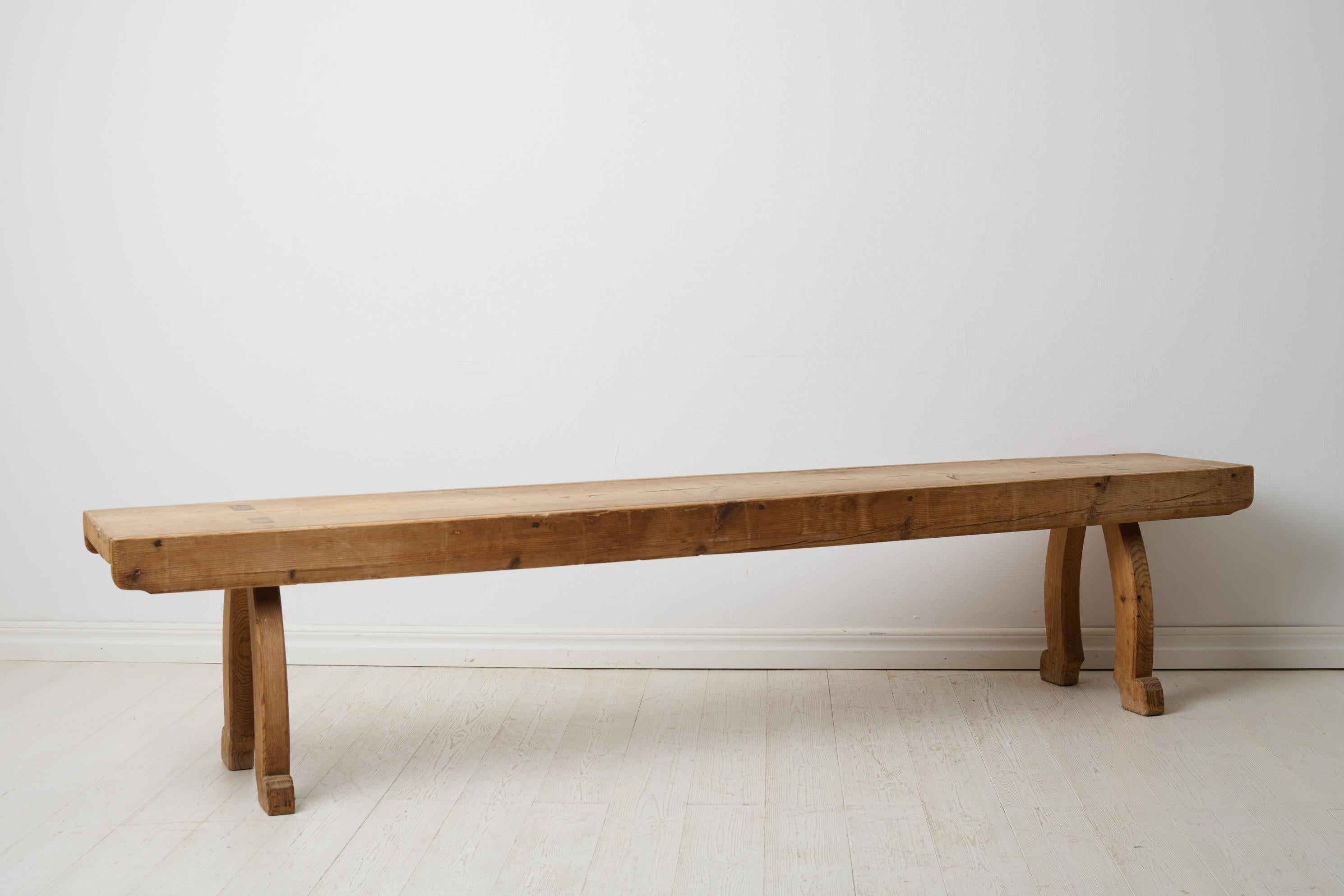 Antique Northern Swedish Rustic Long Bench in Pine with Genuine Patina Sueco en venta