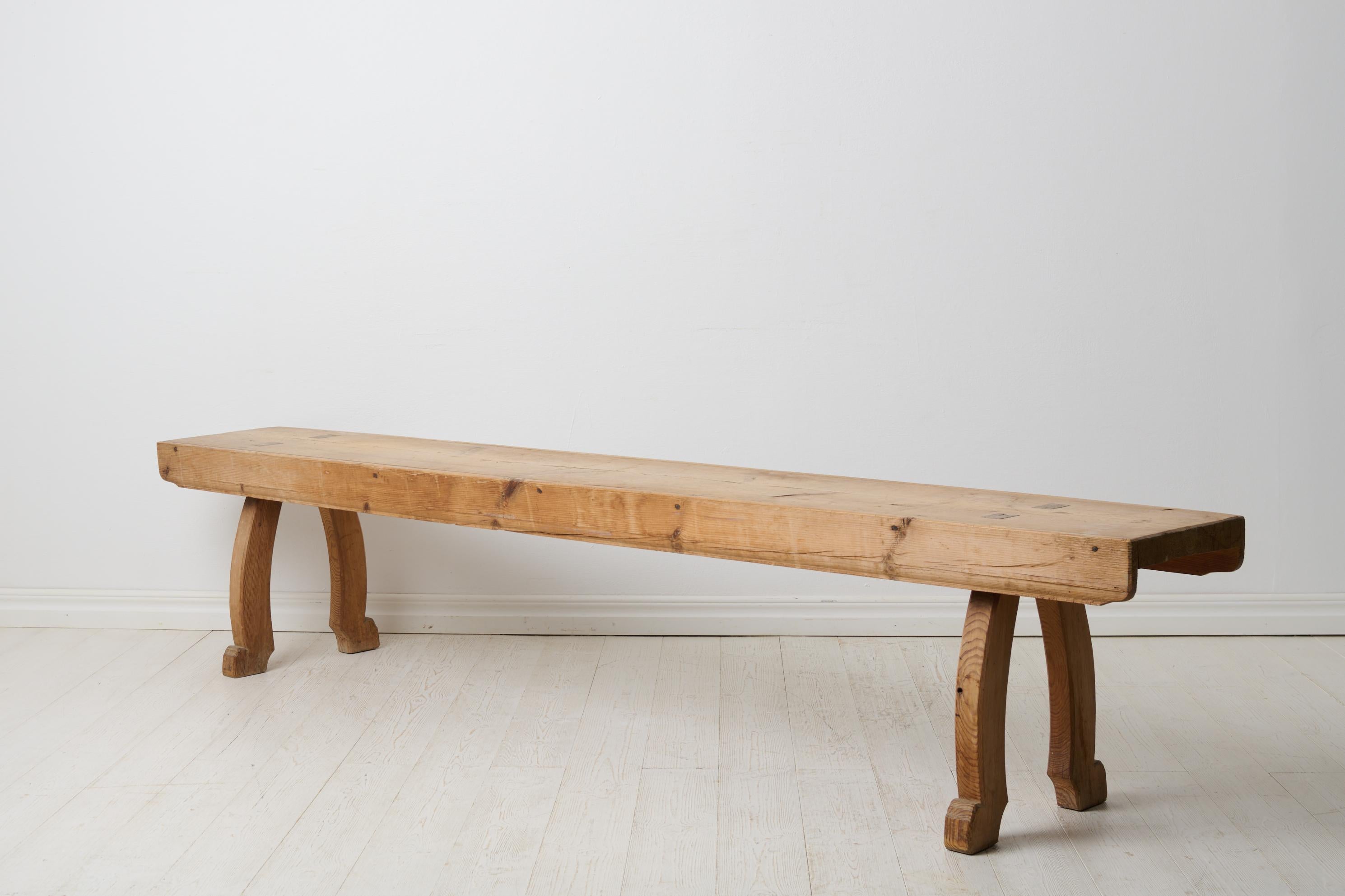 Antique Northern Swedish Rustic Long Bench in Pine with Genuine Patina Hecho a mano en venta