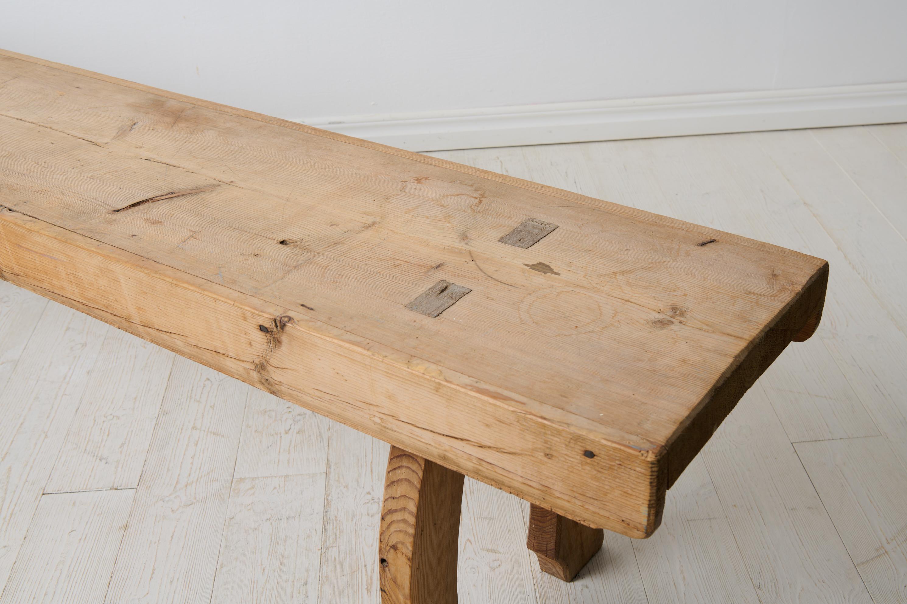 Antique Northern Swedish Rustic Long Bench in Pine with Genuine Patina en Bueno estado para la venta en Kramfors, SE