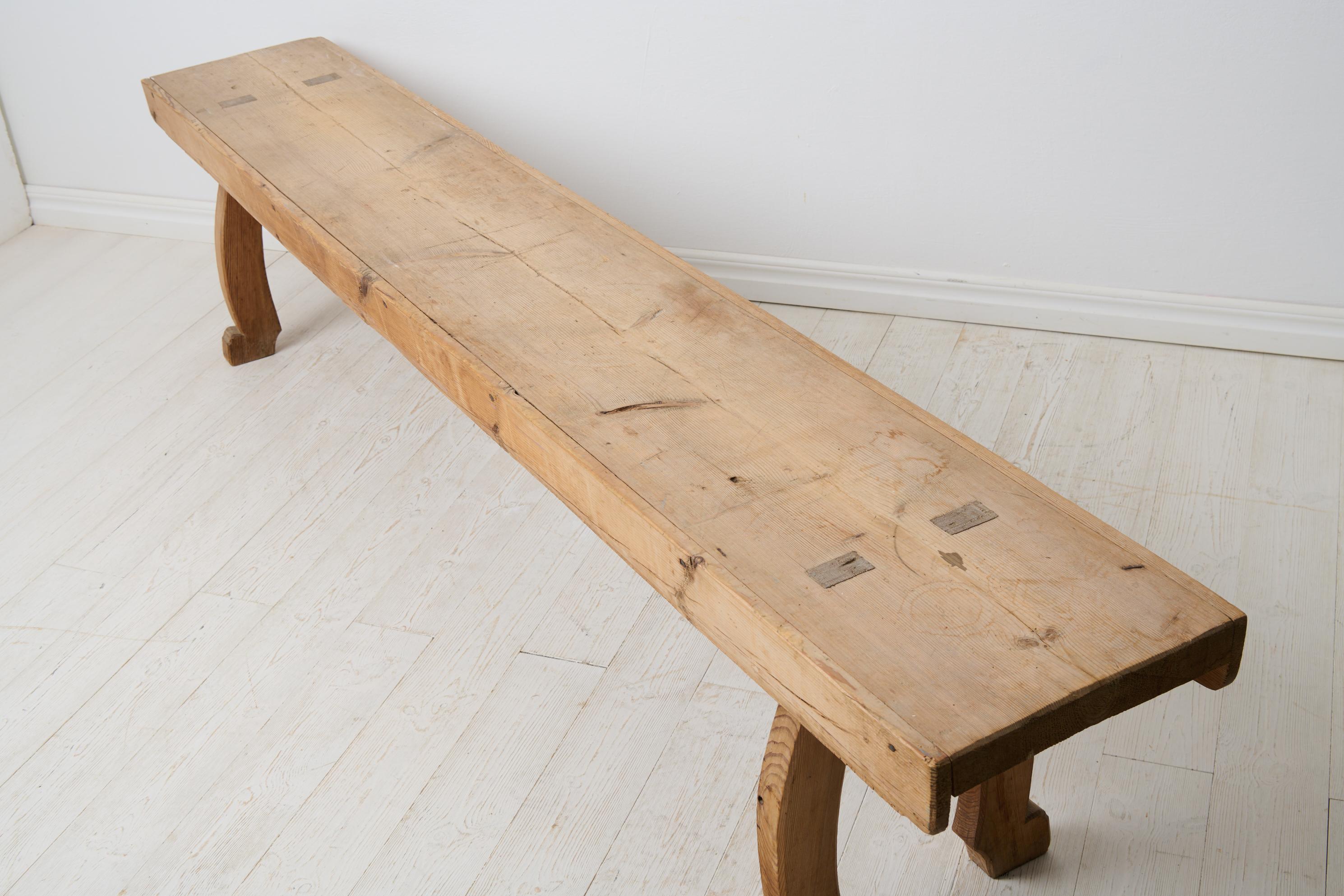 Antique Northern Swedish Rustic Long Bench in Pine with Genuine Patina siglo XIX en venta