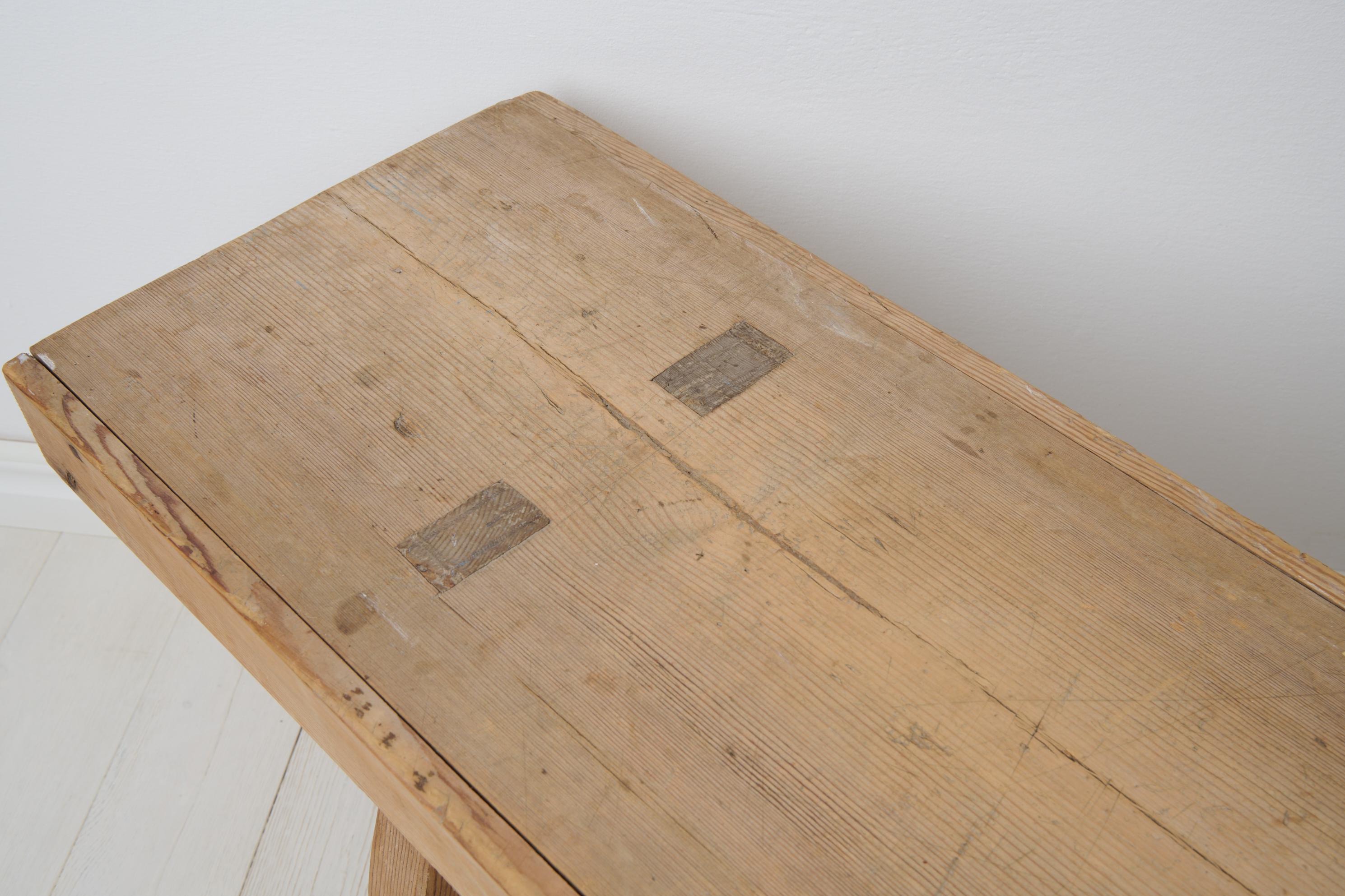 Antique Northern Swedish Rustic Long Bench in Pine with Genuine Patina Pino en venta