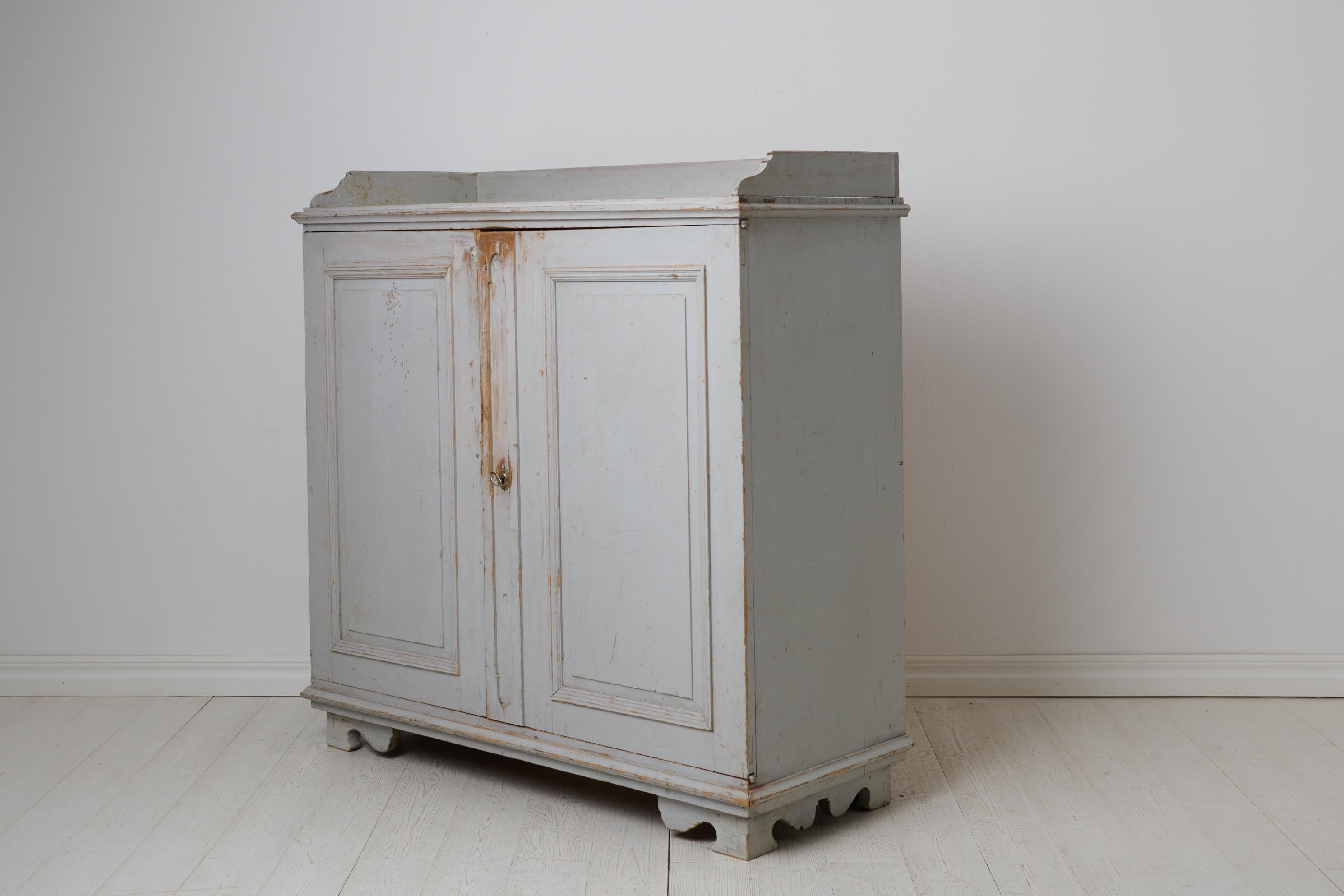 Antique Northern Swedish Rustic Sideboard in Gustavian Style with Natural Patina in vendita 2