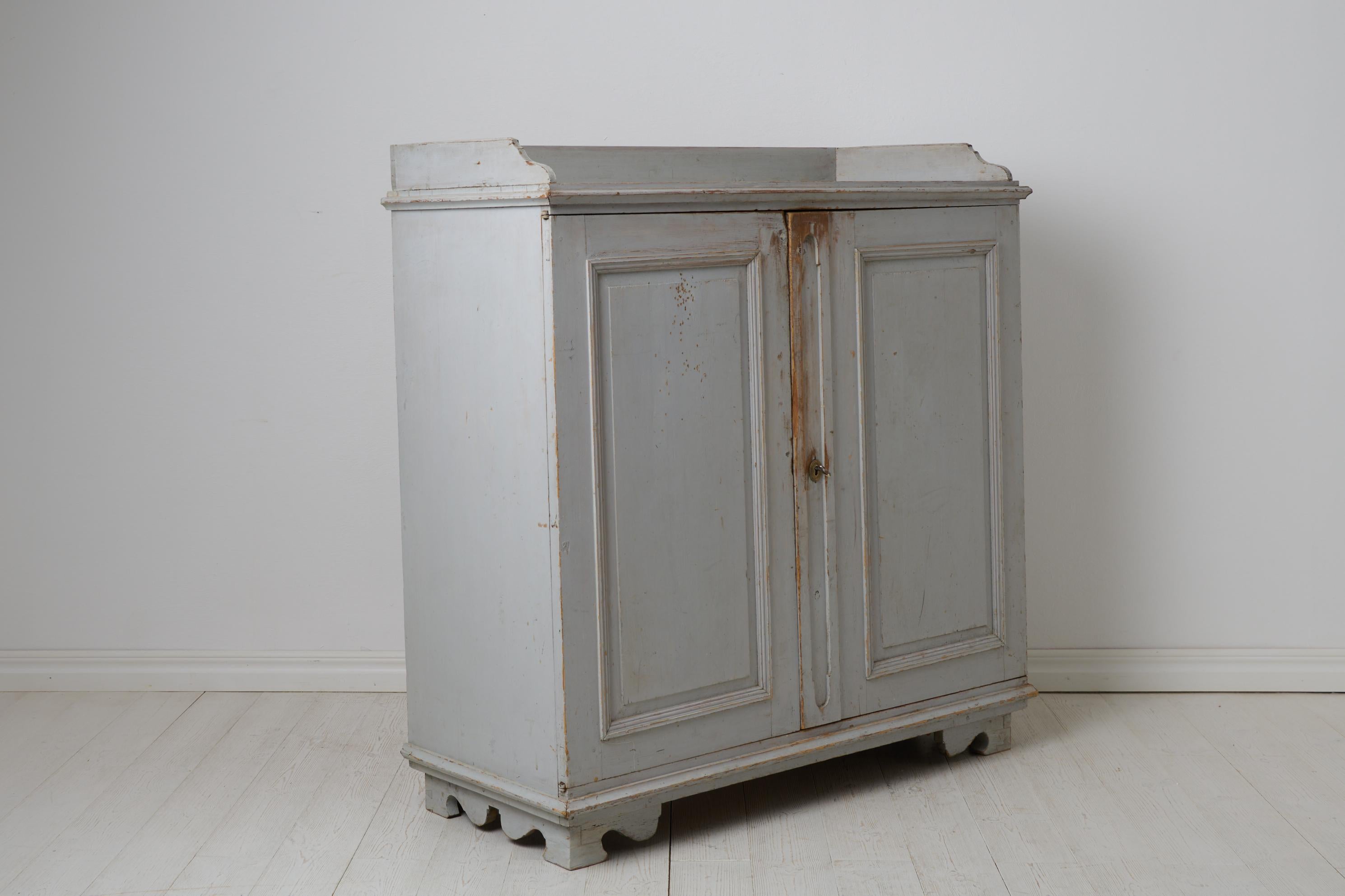 Antique Northern Swedish Rustic Sideboard in Gustavian Style with Natural Patina in vendita 3