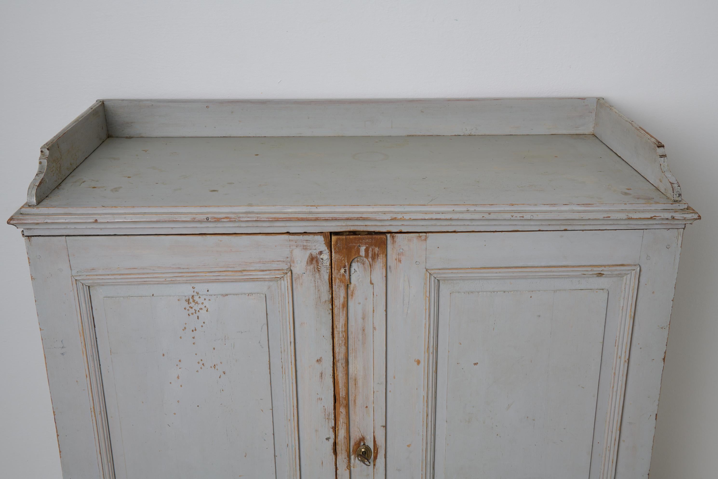 Antique Northern Swedish Rustic Sideboard in Gustavian Style with Natural Patina in vendita 4