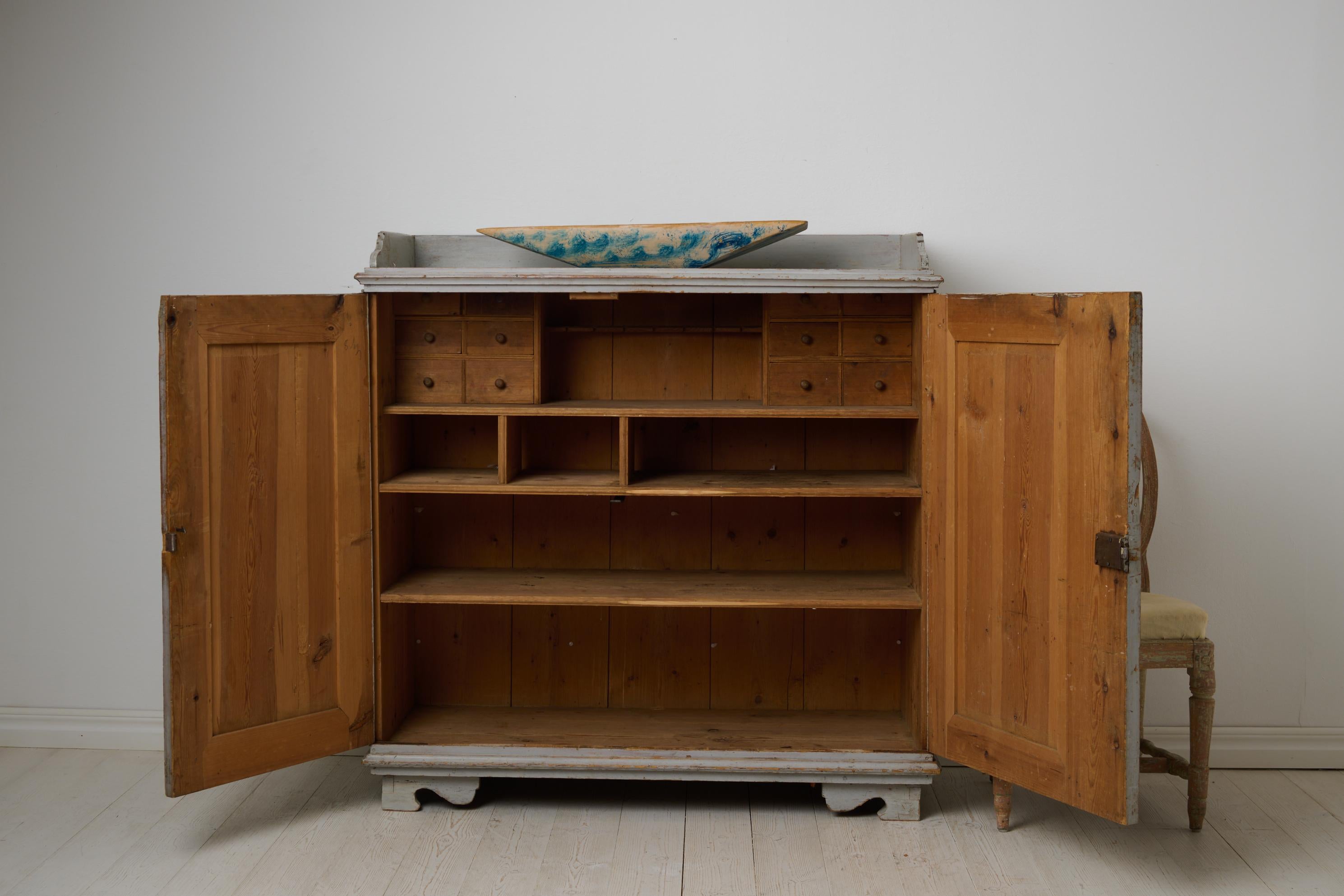 Gustaviano Antique Northern Swedish Rustic Sideboard in Gustavian Style with Natural Patina in vendita