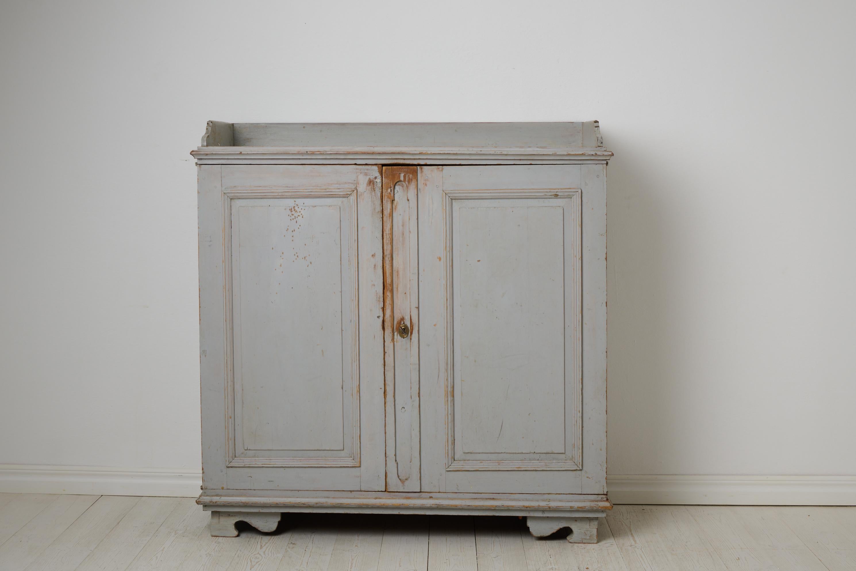 Antique Northern Swedish Rustic Sideboard in Gustavian Style with Natural Patina in vendita 1