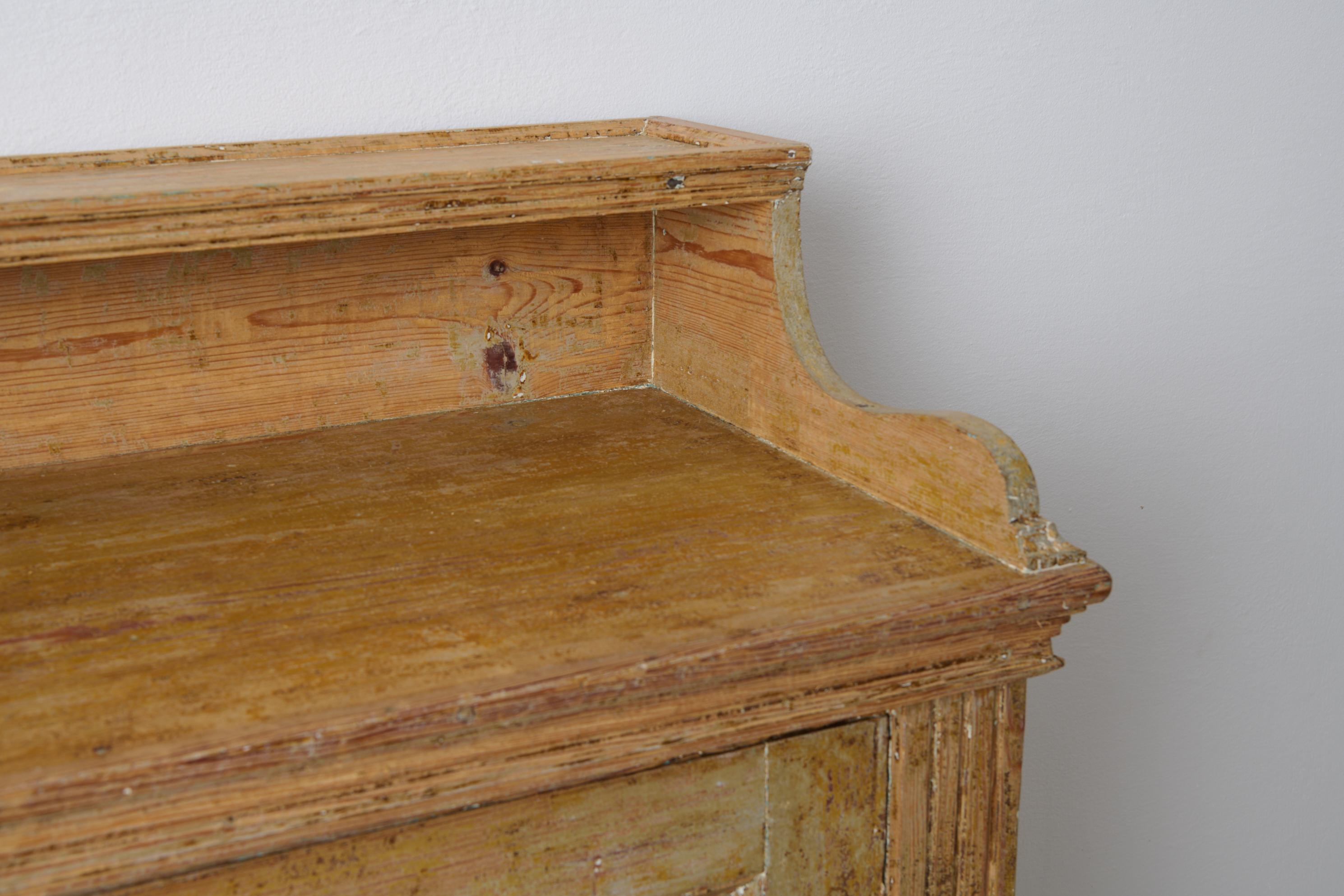 Ancien buffet rustique classique en pin massif du nord de la Suède en vente 2