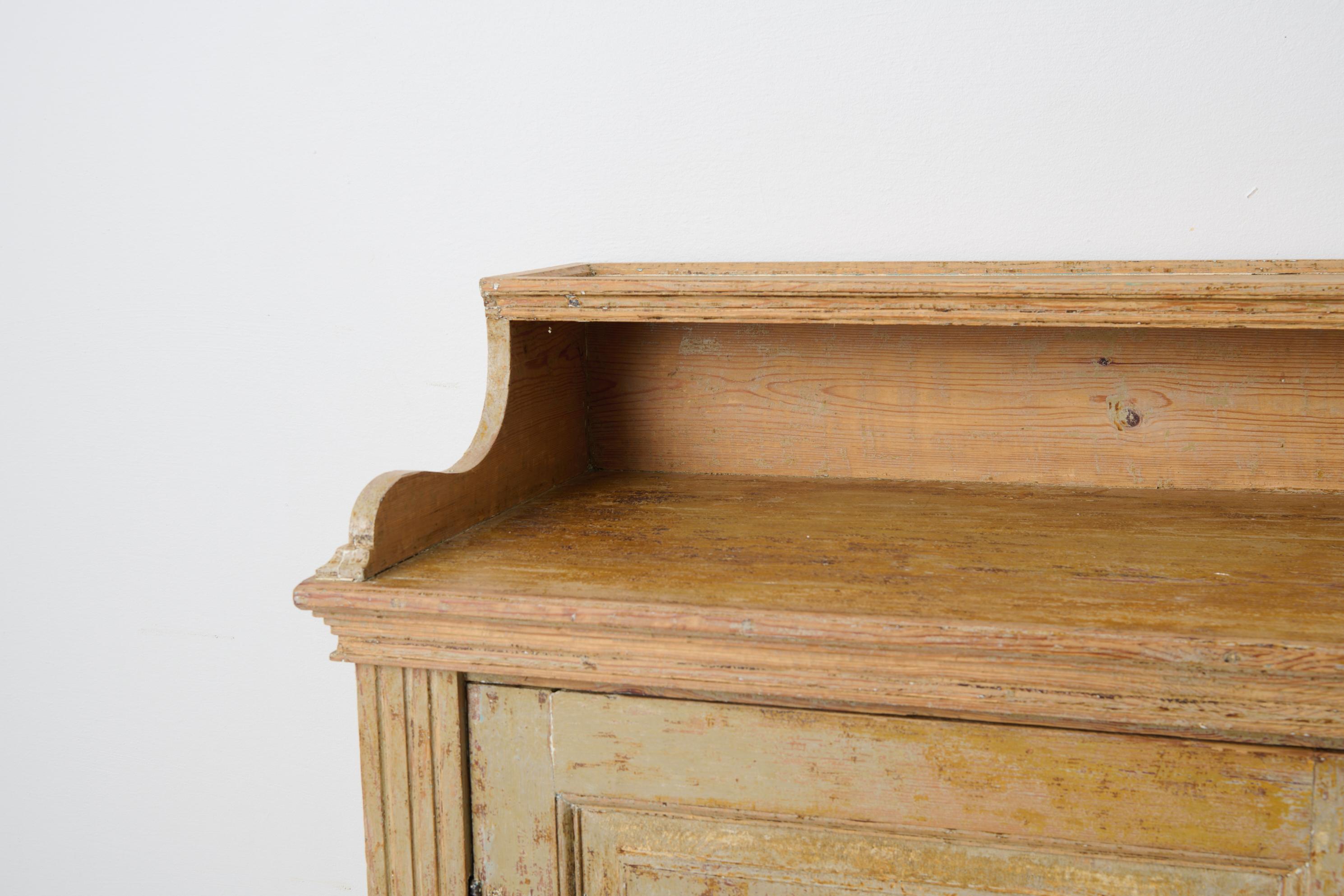 Ancien buffet rustique classique en pin massif du nord de la Suède en vente 3