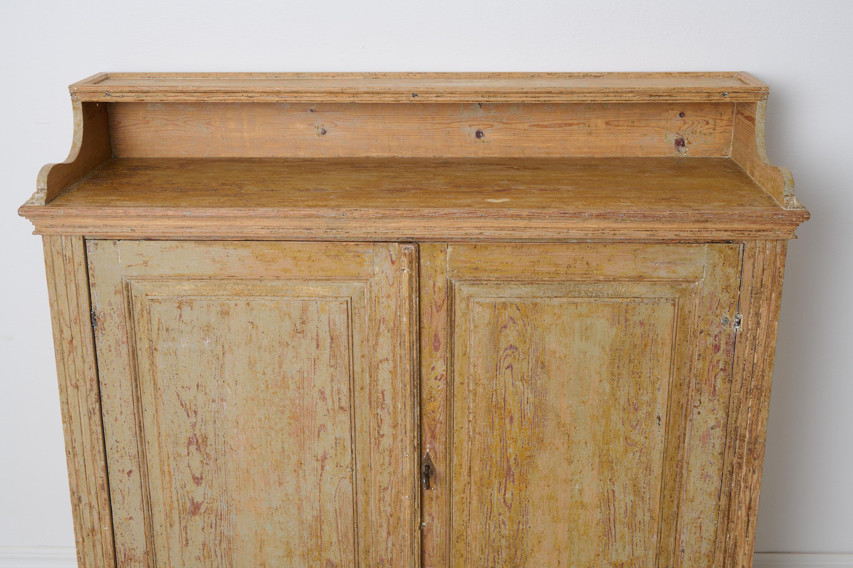 Ancien buffet rustique classique en pin massif du nord de la Suède en vente 4