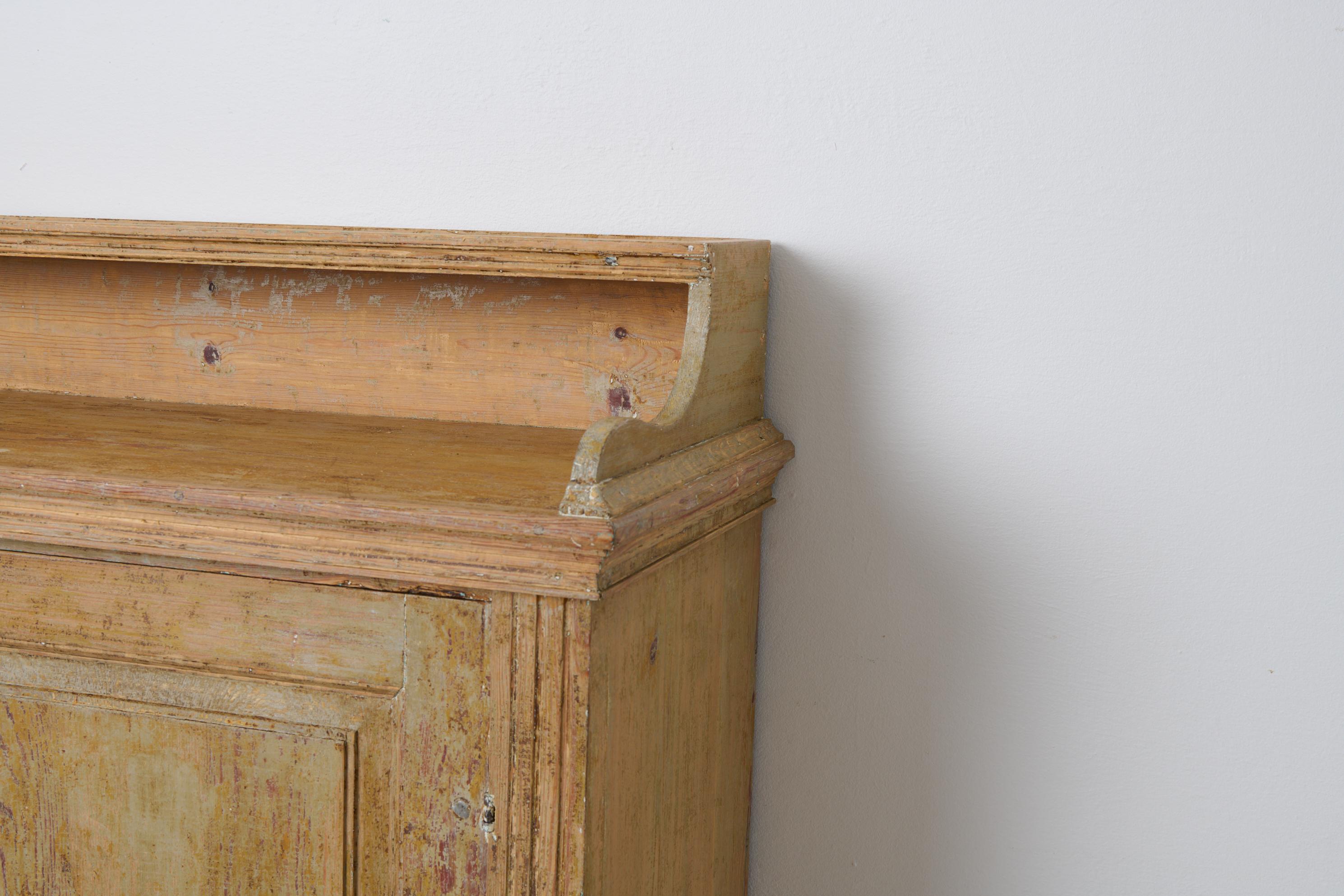 Ancien buffet rustique classique en pin massif du nord de la Suède en vente 5