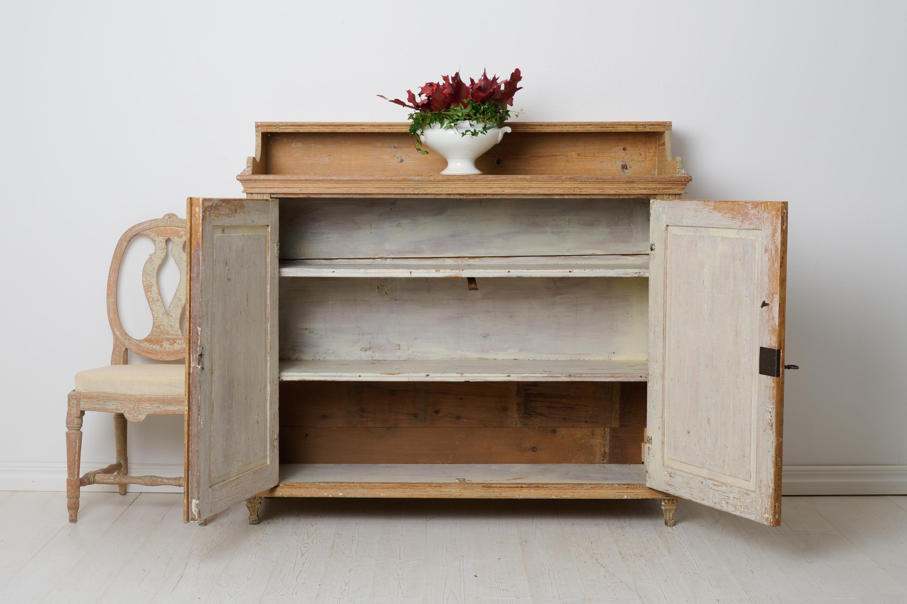 Gustavien Ancien buffet rustique classique en pin massif du nord de la Suède en vente