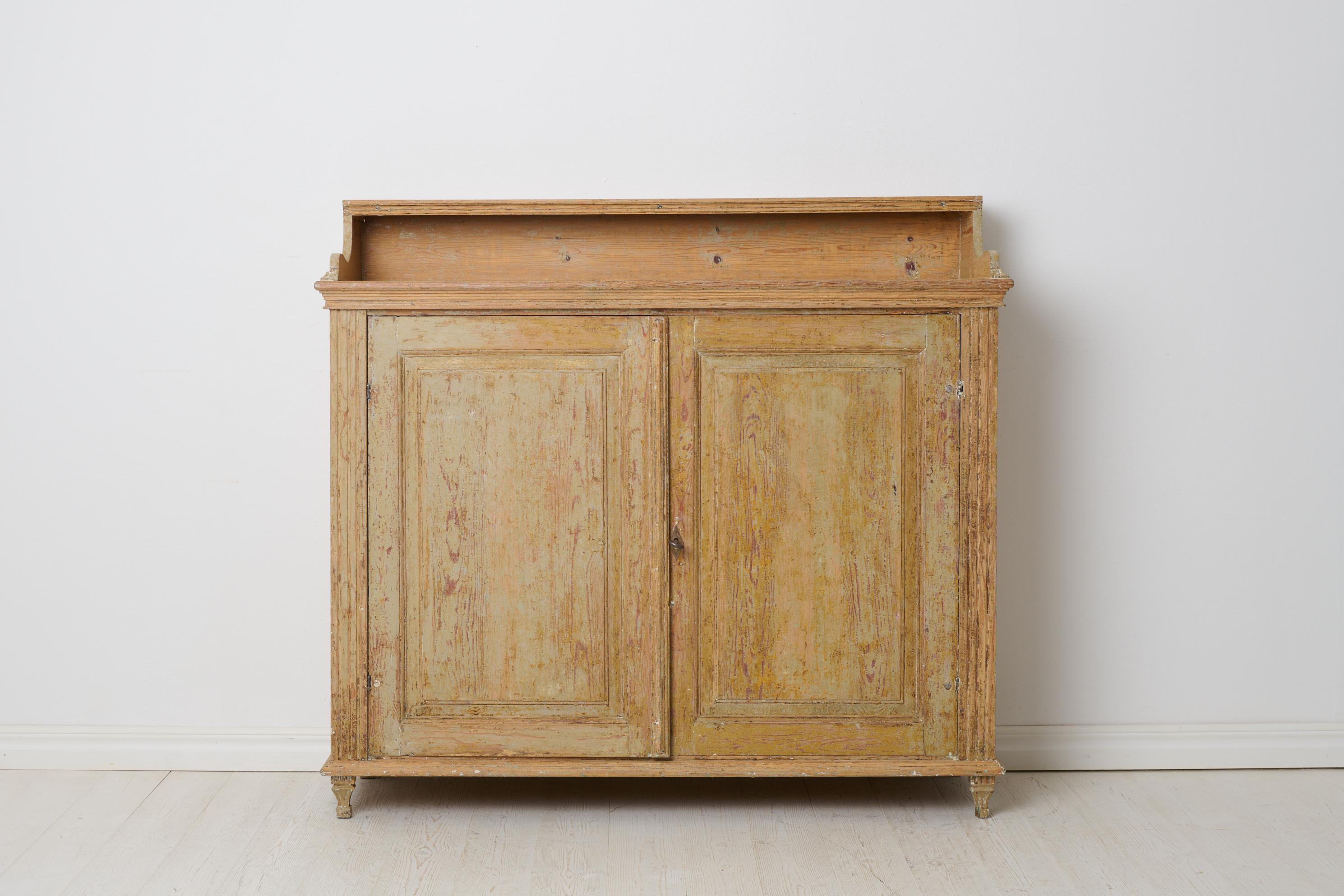 Suédois Ancien buffet rustique classique en pin massif du nord de la Suède en vente