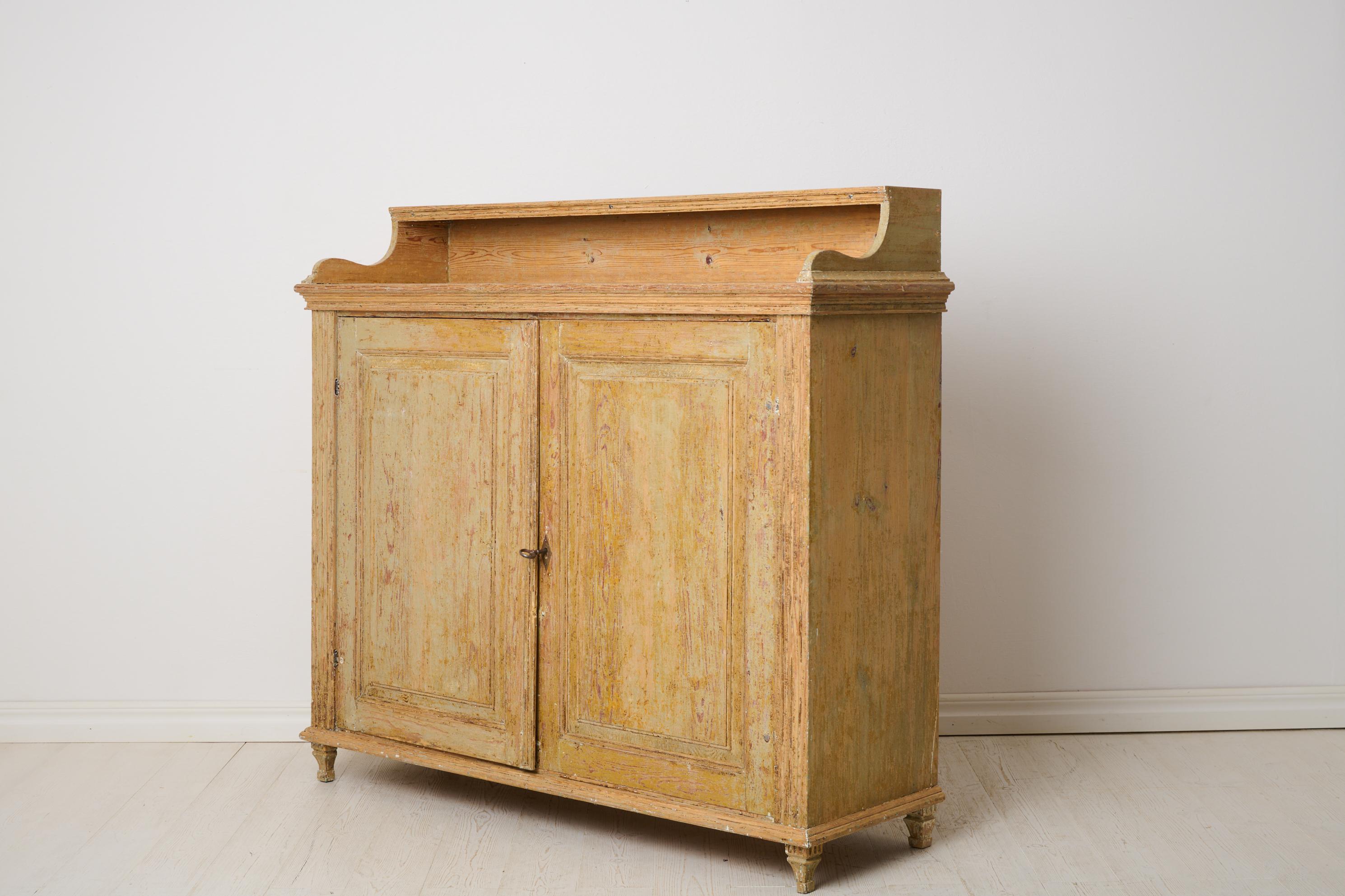 Fait main Ancien buffet rustique classique en pin massif du nord de la Suède en vente