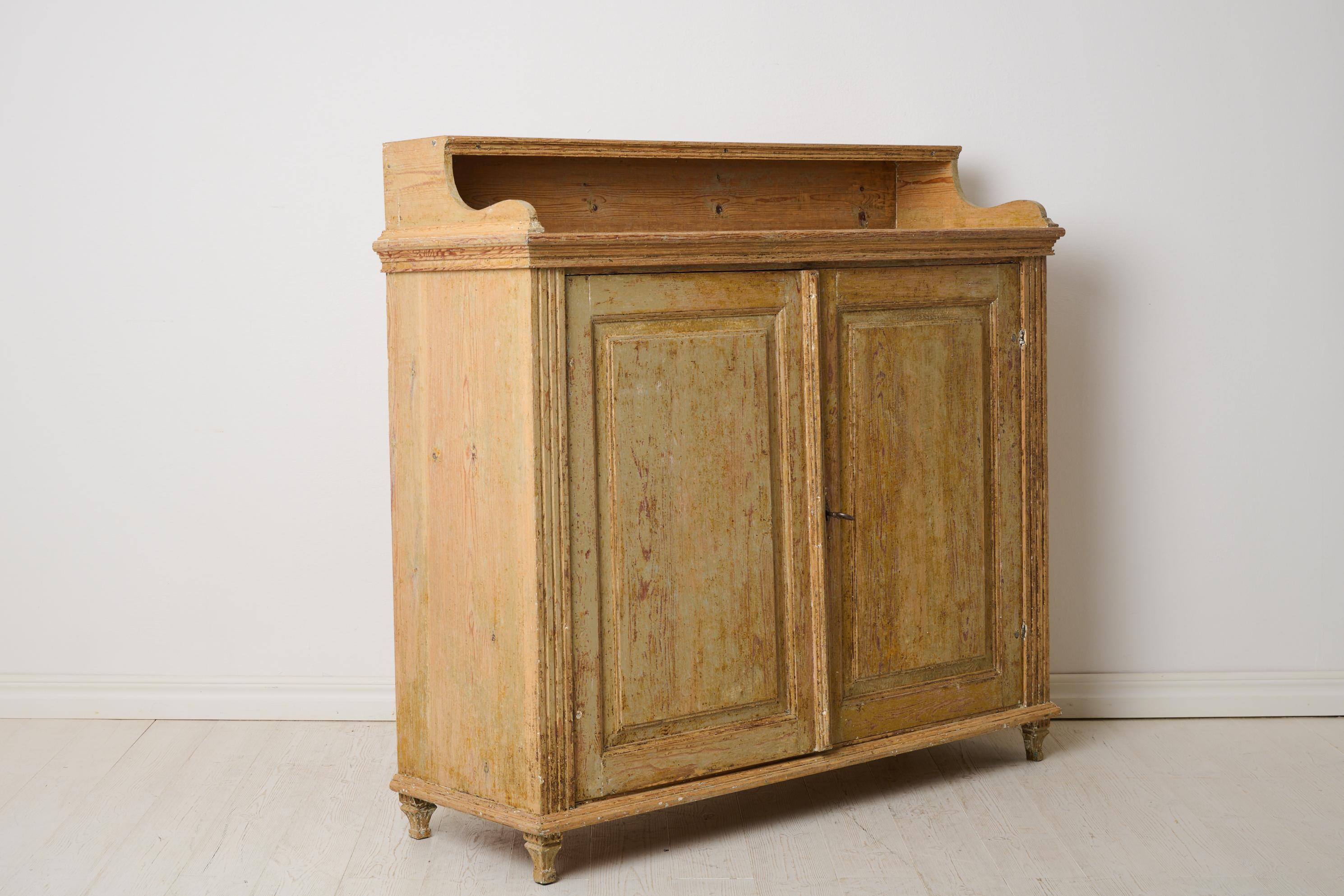 Ancien buffet rustique classique en pin massif du nord de la Suède Bon état - En vente à Kramfors, SE