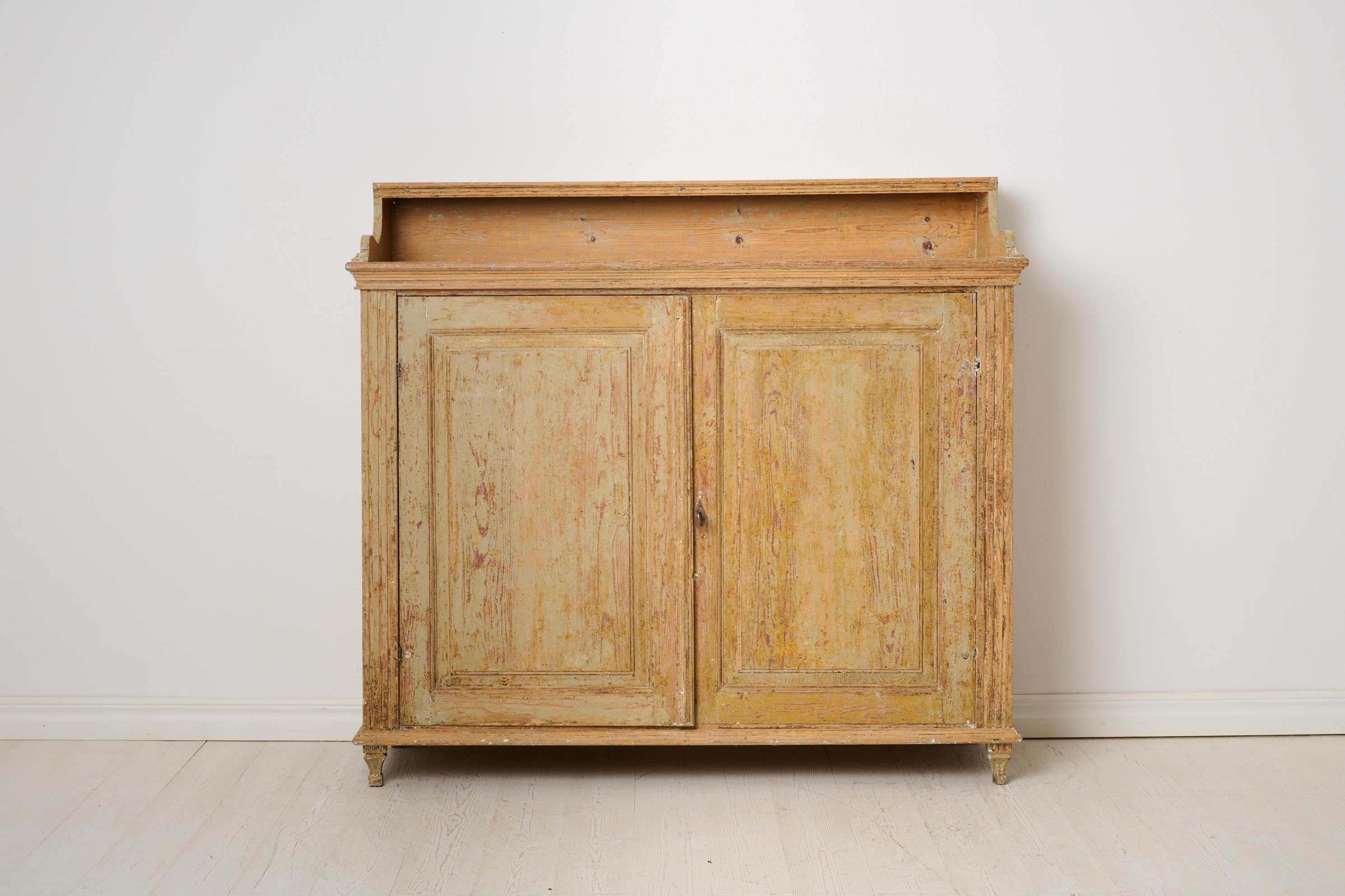 XIXe siècle Ancien buffet rustique classique en pin massif du nord de la Suède en vente