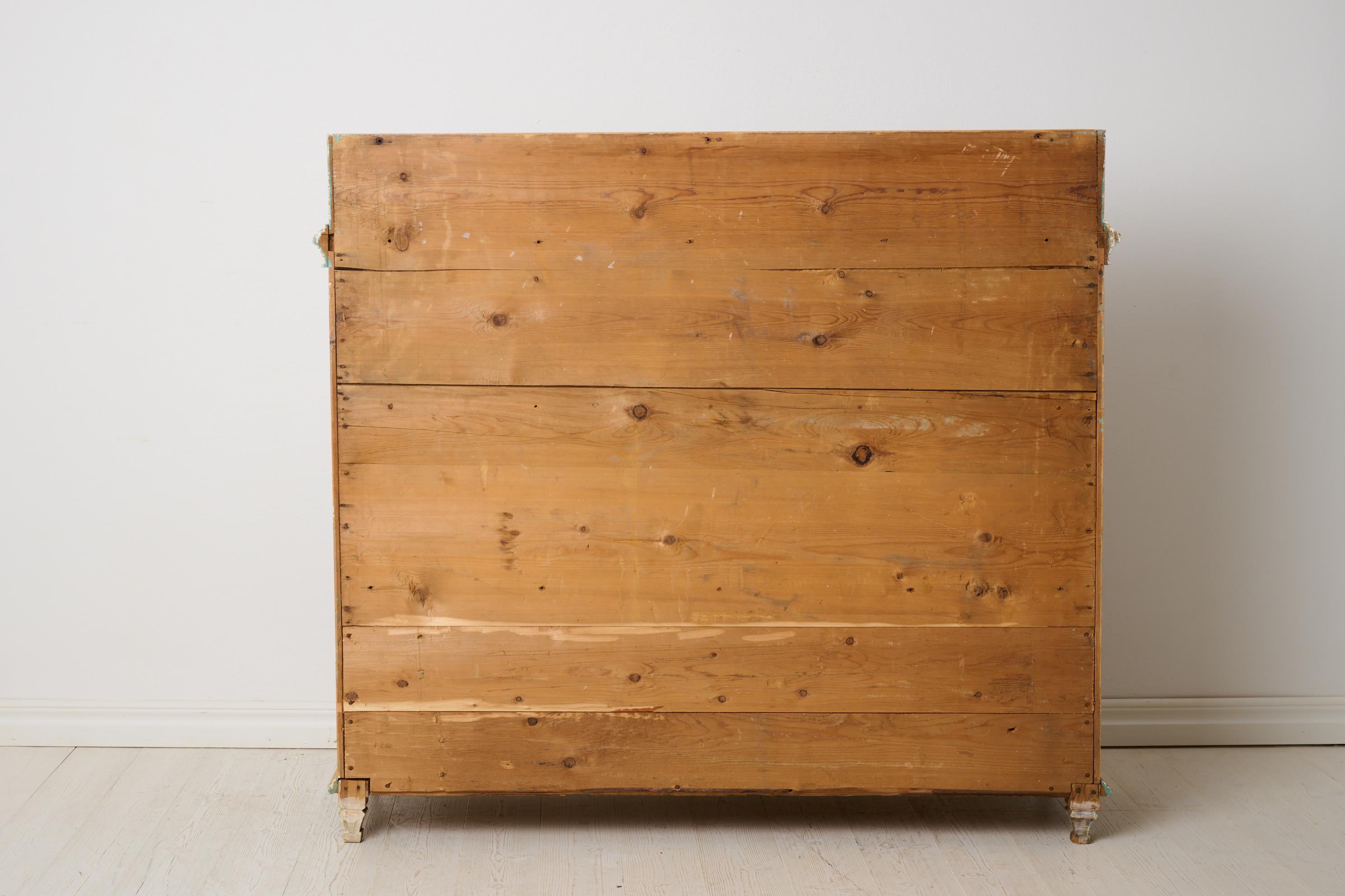 Pin Ancien buffet rustique classique en pin massif du nord de la Suède en vente