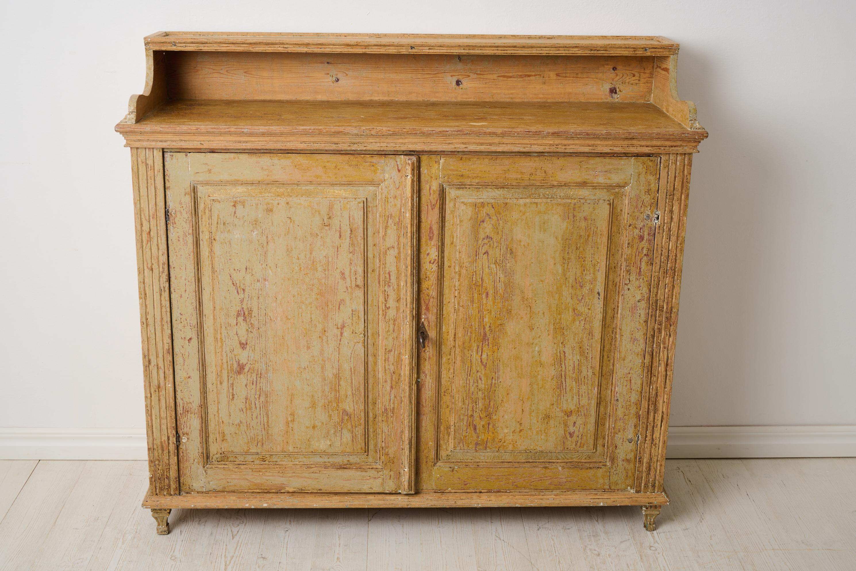 Ancien buffet rustique classique en pin massif du nord de la Suède en vente 1