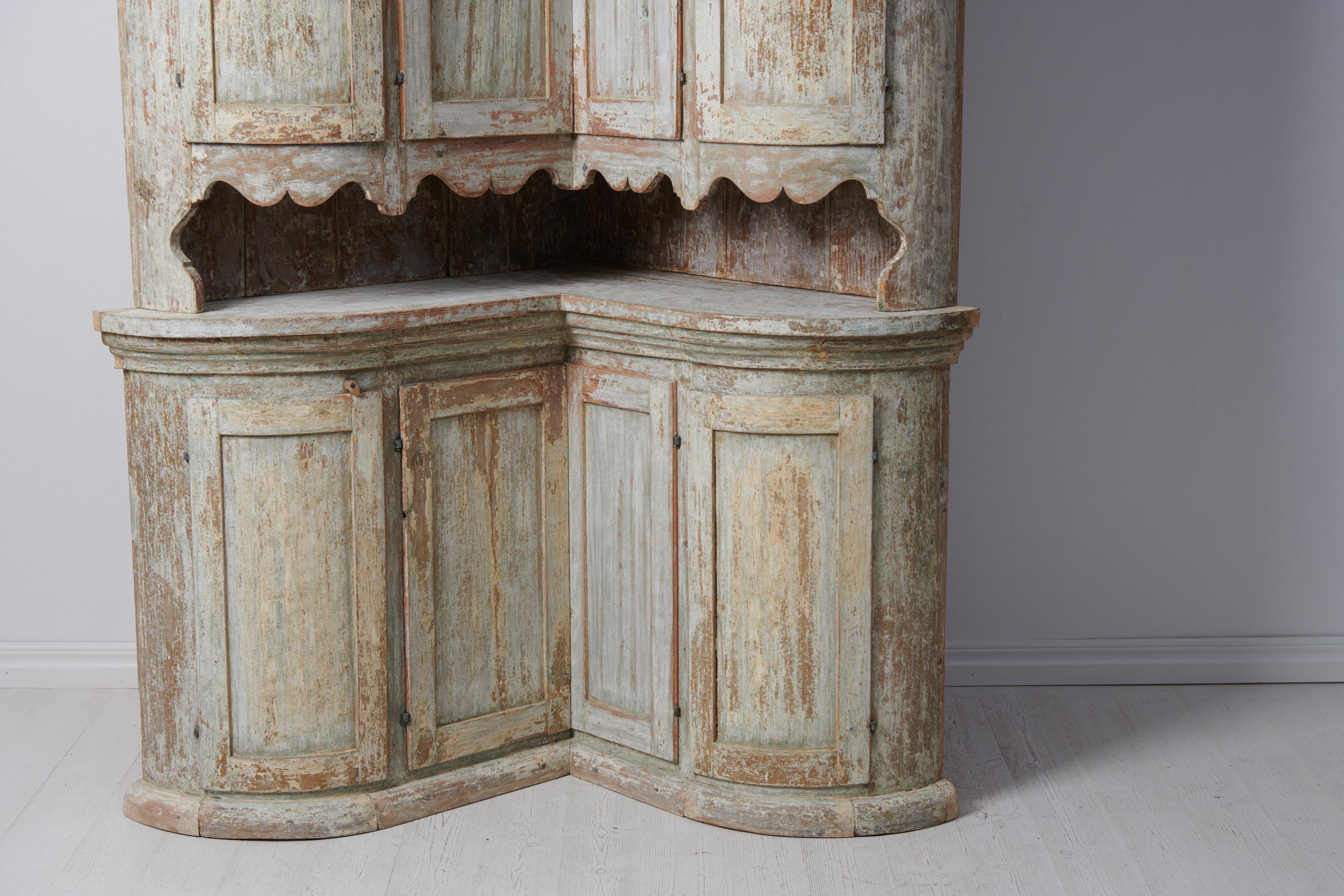 Antique Northern Swedish Unusual Curved Corner Cabinet  In Good Condition For Sale In Kramfors, SE