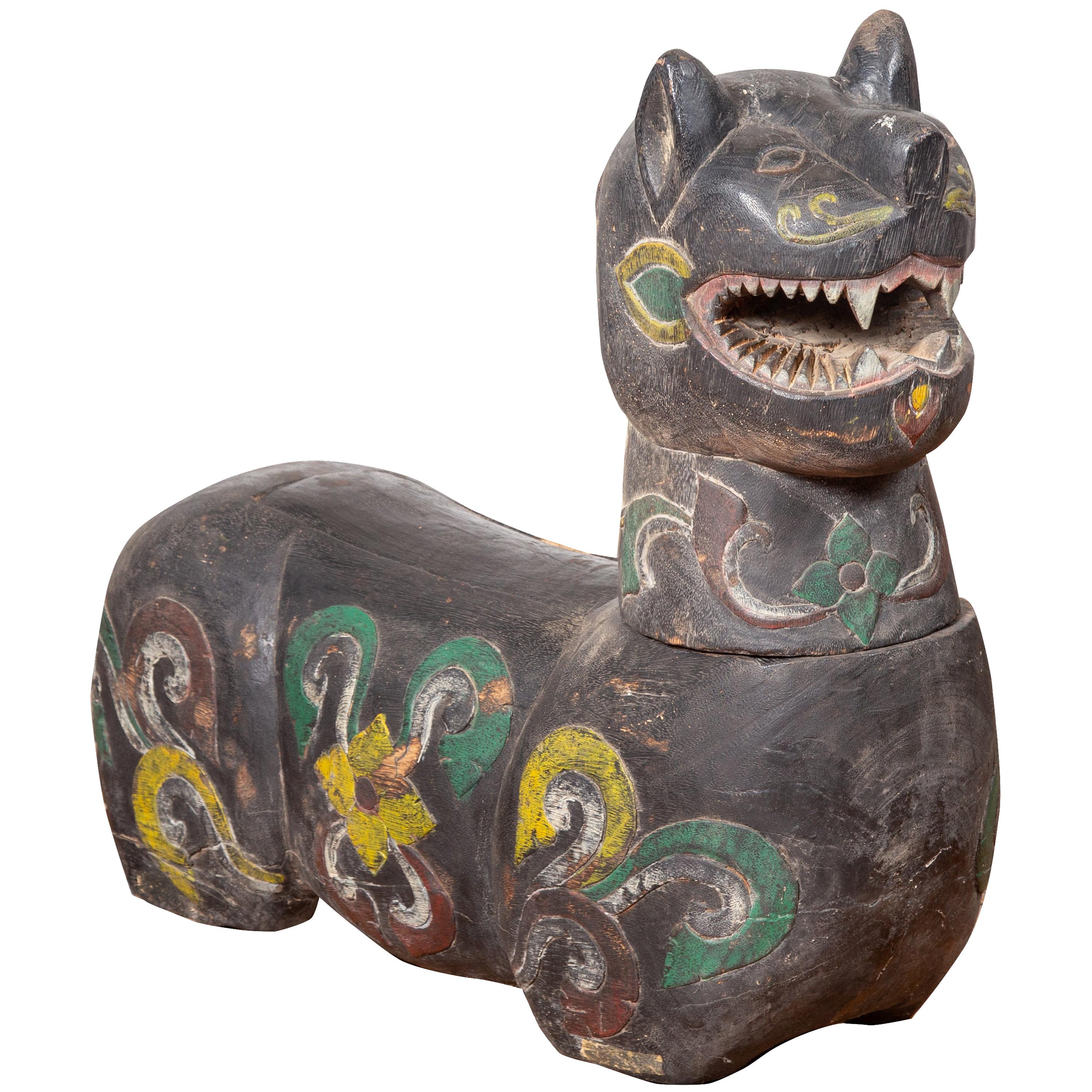 Ancien animal gardien mythique du nord de la Thaïlande Chiang Mai sculpté et polychrome